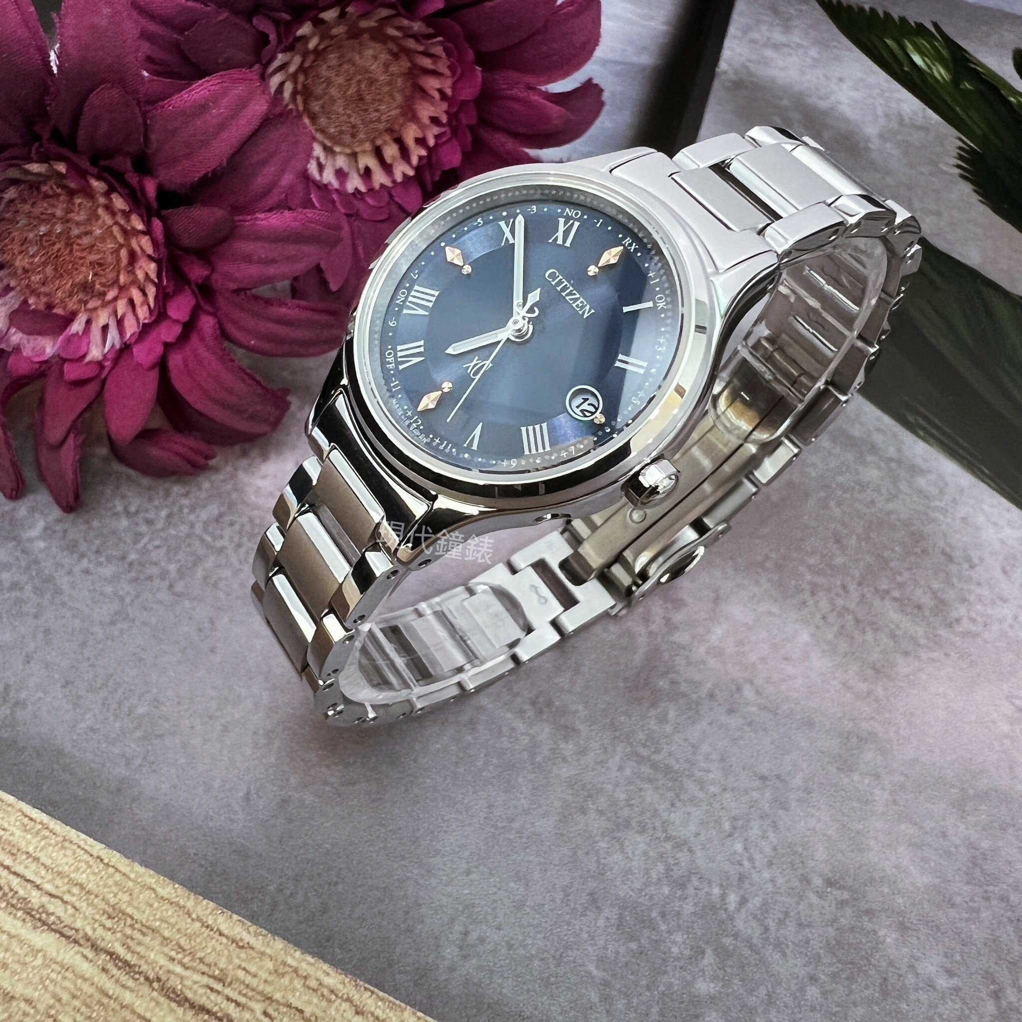 【CITIZEN 星辰】XC系列 精緻藍色鈦金屬電波女錶  ES9490-61L 27mm 現代鐘錶