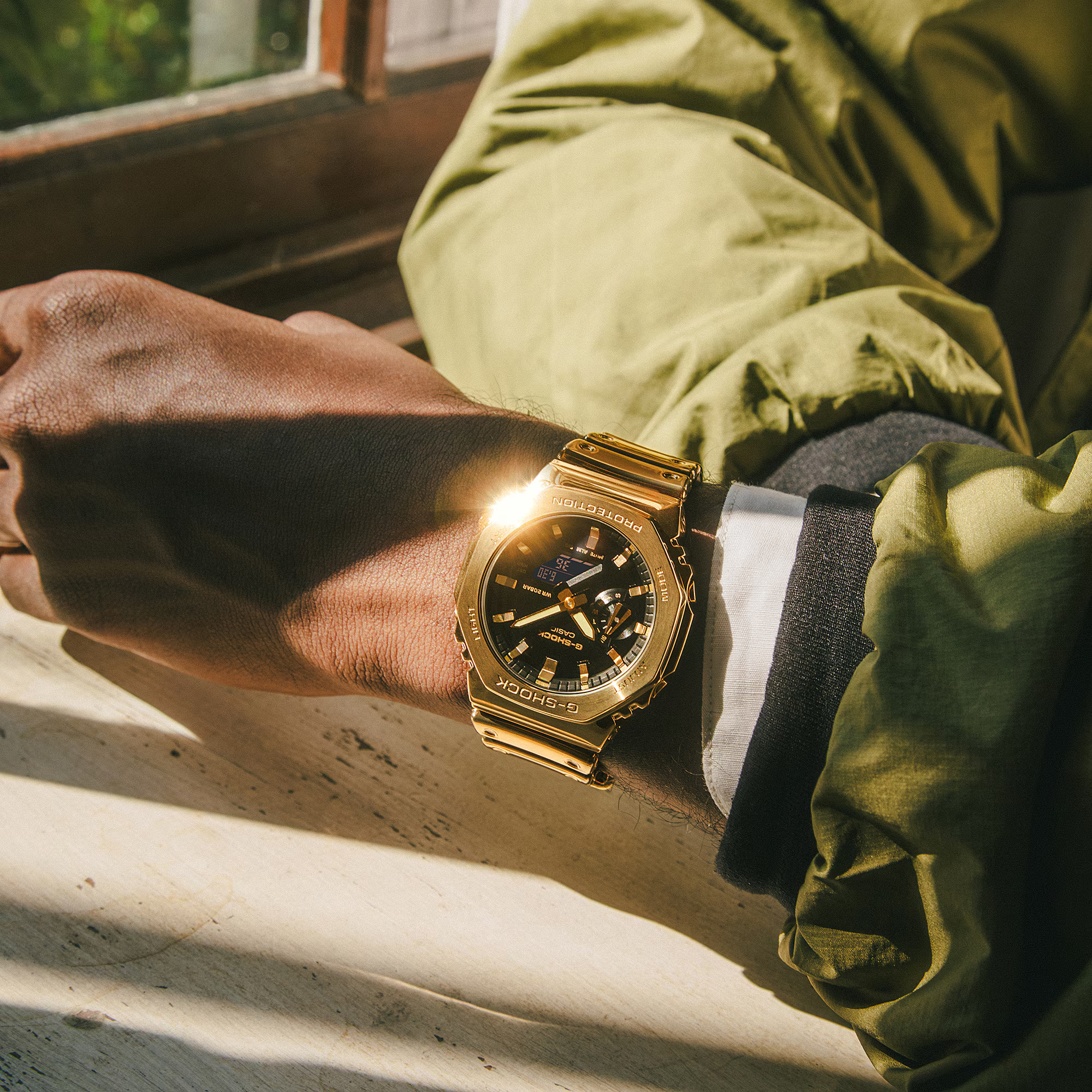 萬年鐘錶 - G-SHOCK  八角錶殼系列 金色蒸鍍處理金屬光澤橡膠錶帶電子錶 GM-2100YMG-9A 錶徑 : 44.4 mm