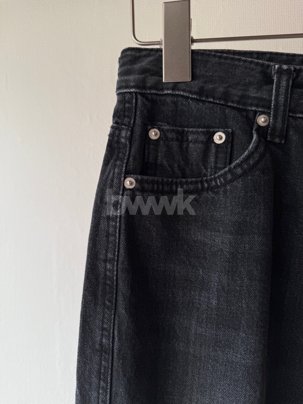 顯瘦斜切寬管牛仔褲