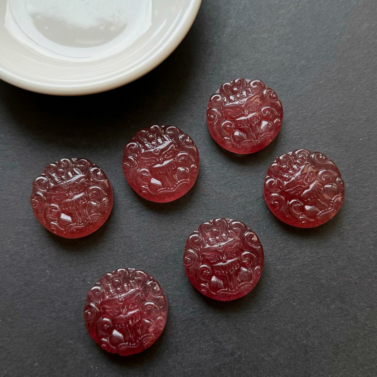 [原石] 草莓晶 九尾狐 雕刻件 水晶吊墜