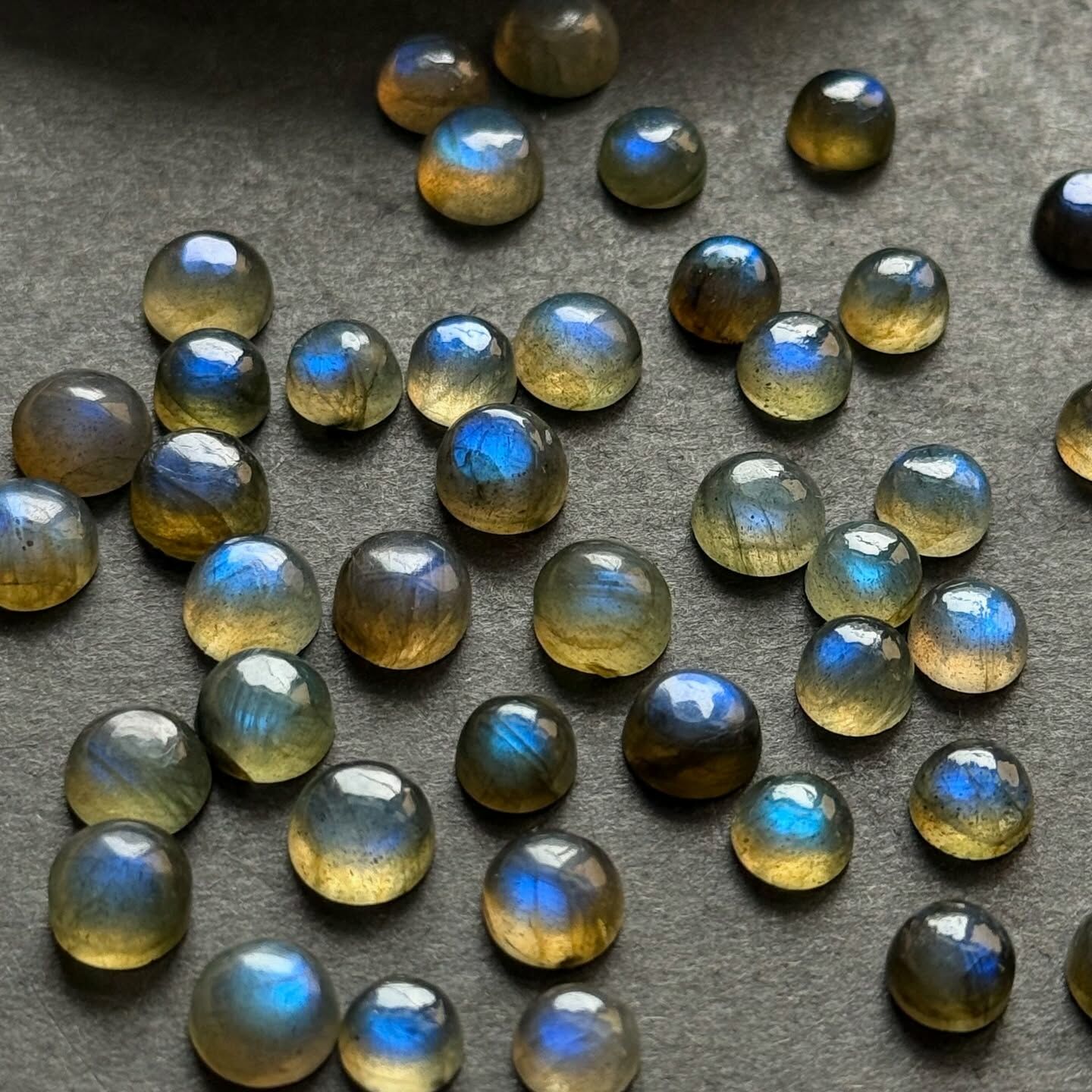 [原石] 魔鬼拉長石 水晶蛋面