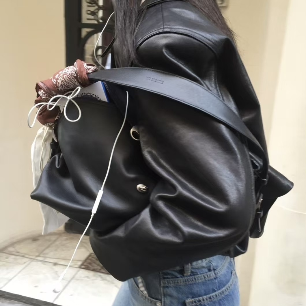 B01設計師款時髦大容量寬帶牛皮包(黑色返台途中)