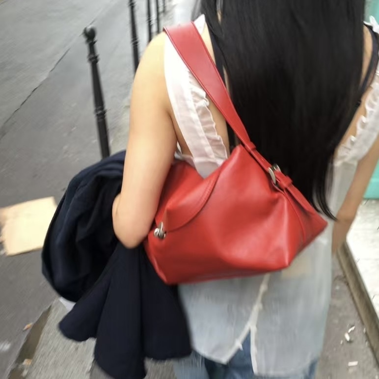 B01設計師款時髦大容量寬帶牛皮包(黑色返台途中)