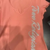 [S] TRUE RELIGION BURNT CORAL CRYSTAL TR V NOTCH TEE, 208826-BURNT CORAL (STR127)