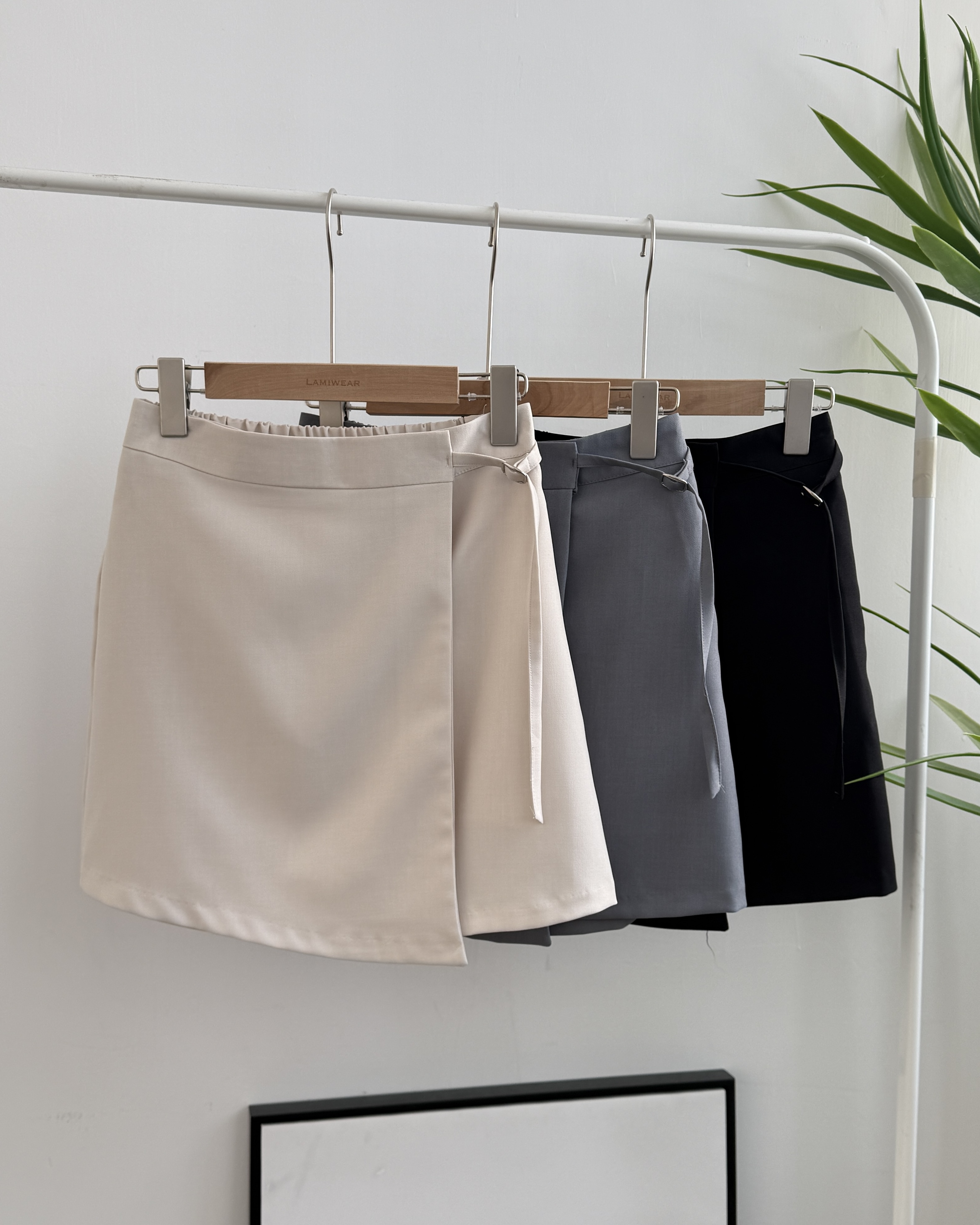 現貨款 簡約扣帶短裙