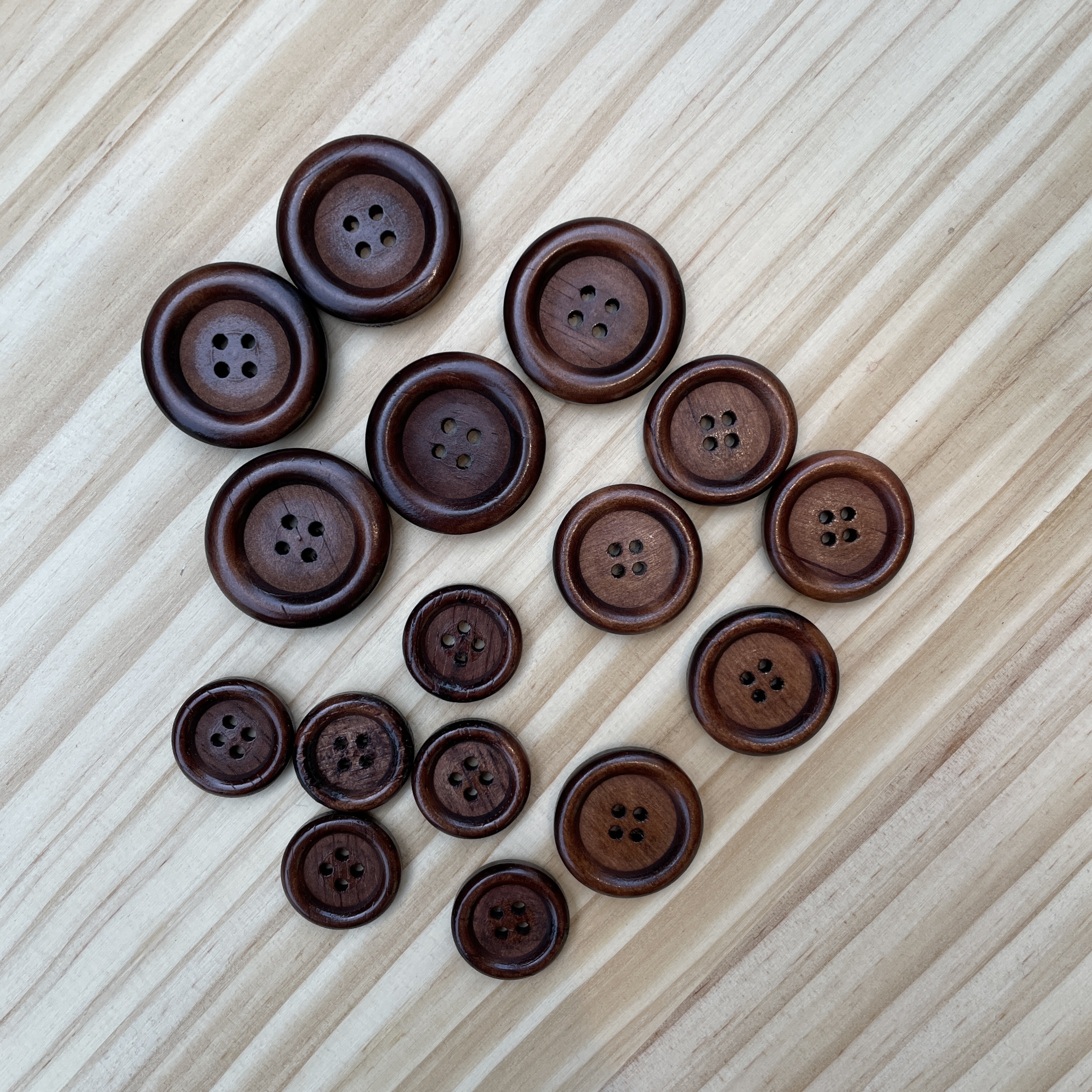 天然圓邊四眼木扣 - 深色, 多種尺寸可選