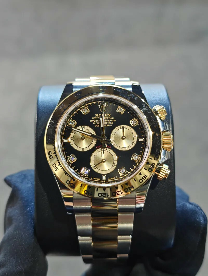 126503g | ROLEX DAYTONA BLACK DIAL WITH DIAMOND OYSTER