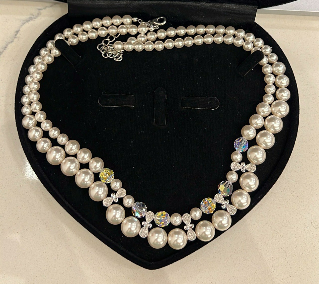 [S] GEMZ & CO RCS NECKLACE, WHITE PEARL WITH IRIDESCENT CRYSTALS & SILVER ACC, NE-049 (Z247)