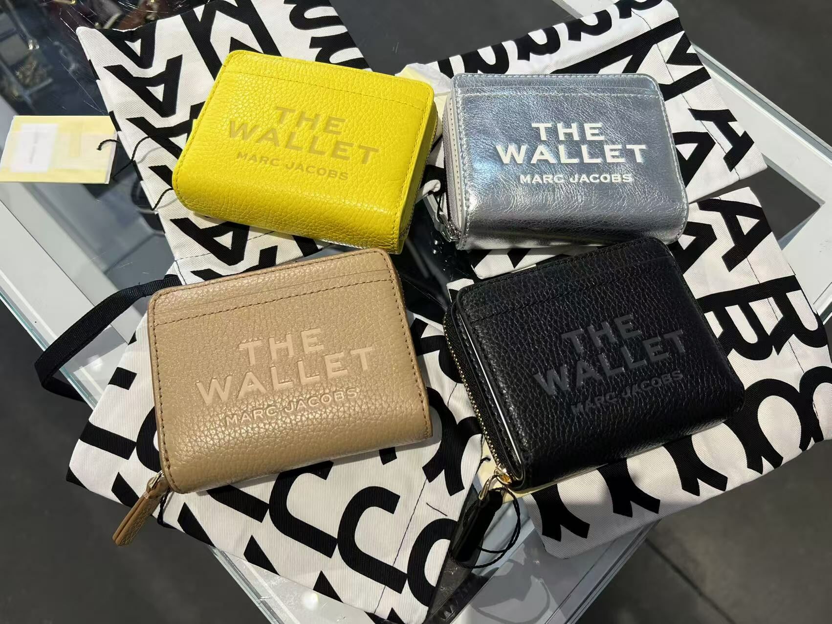 【預購】AMJ032011 Marc Jacobs 荔枝皮雙折短銀包