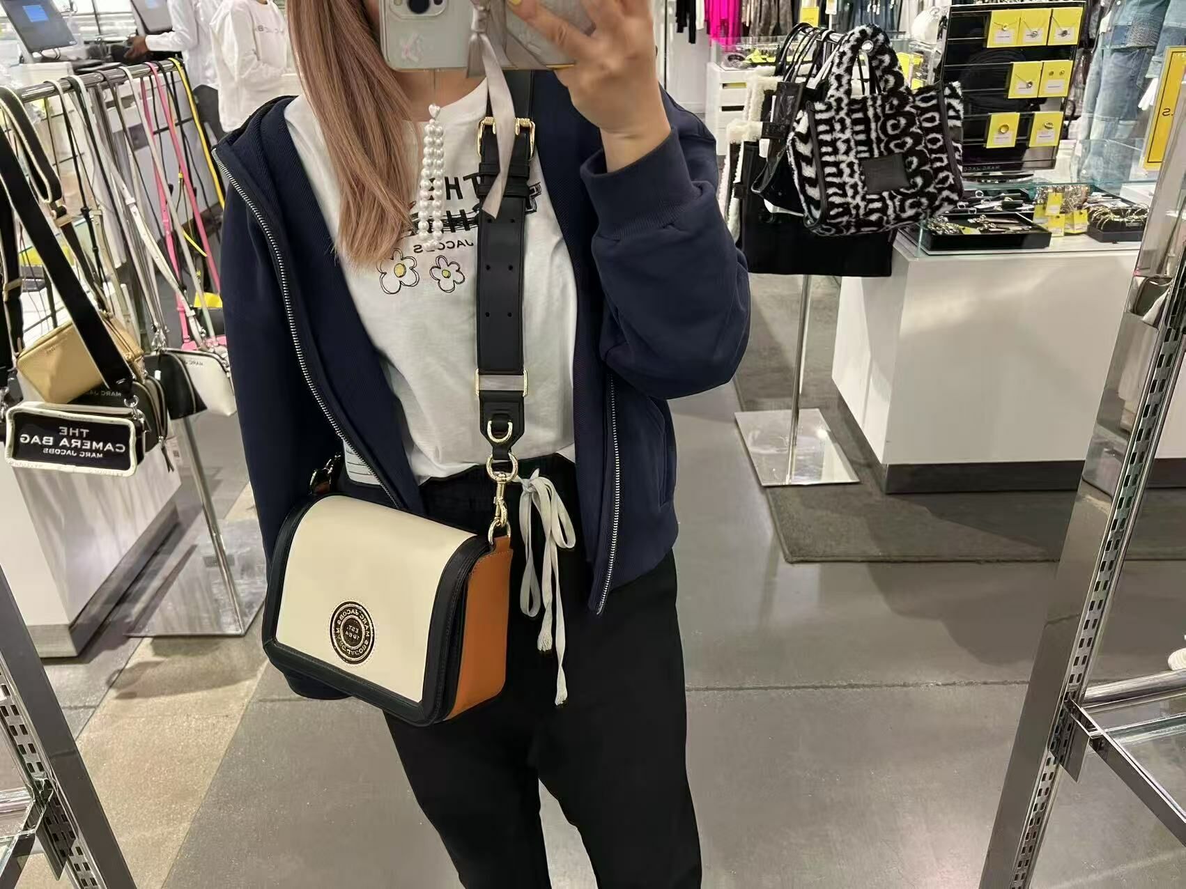 【預購】AMJ032012 Marc Jacobs 大皮革標誌翻蓋單肩包