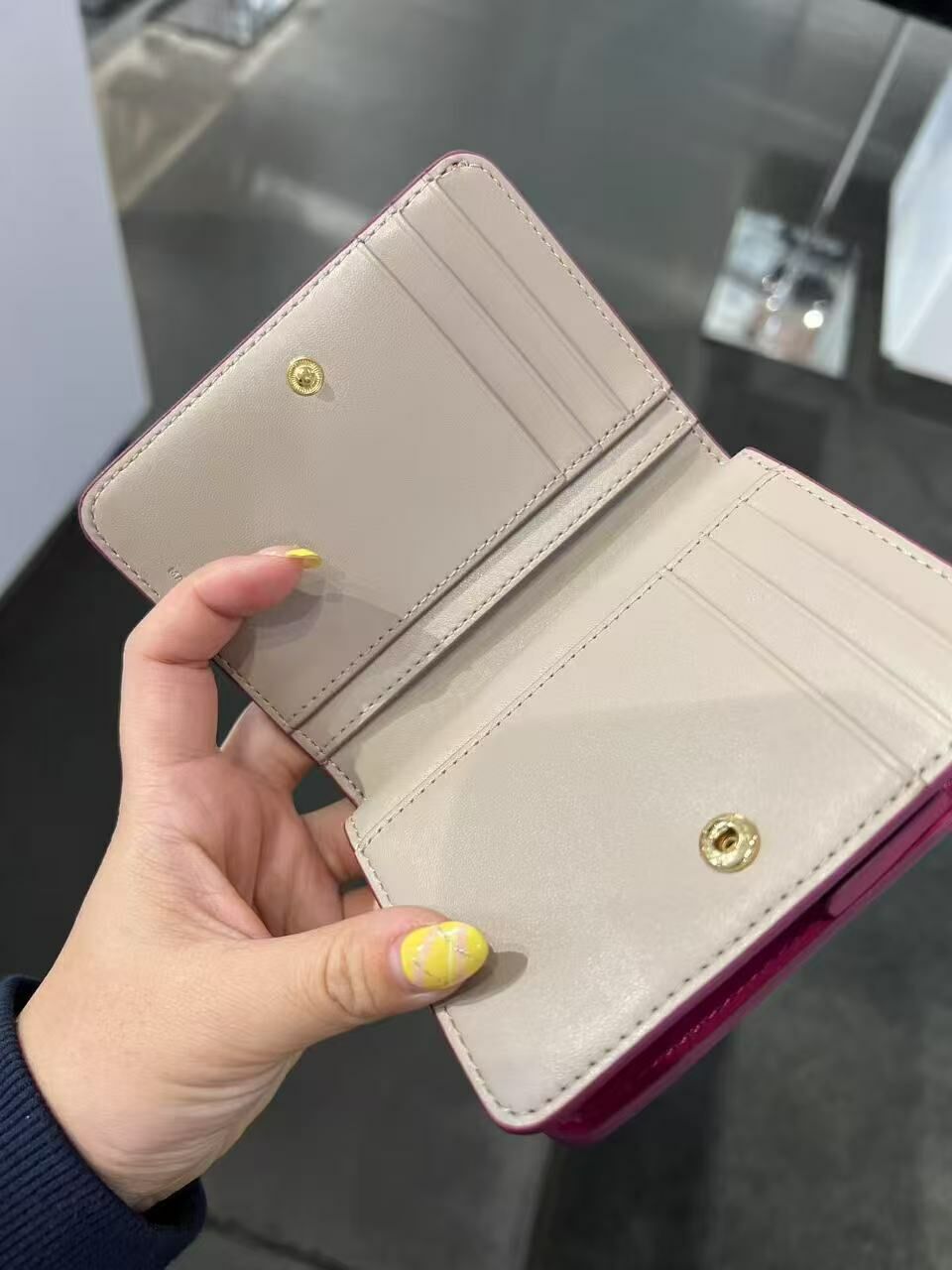 【預購】AMJ032013 Marc Jacobs 皮革拉鍊雙折短銀包