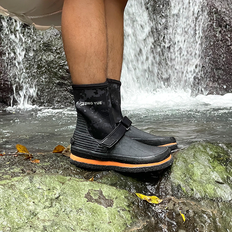 YONGYUE寬楦頭EVA防滑釘鞋/黑灰迷彩