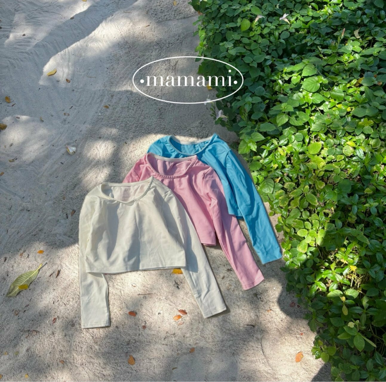 女孩的長袖泳衣