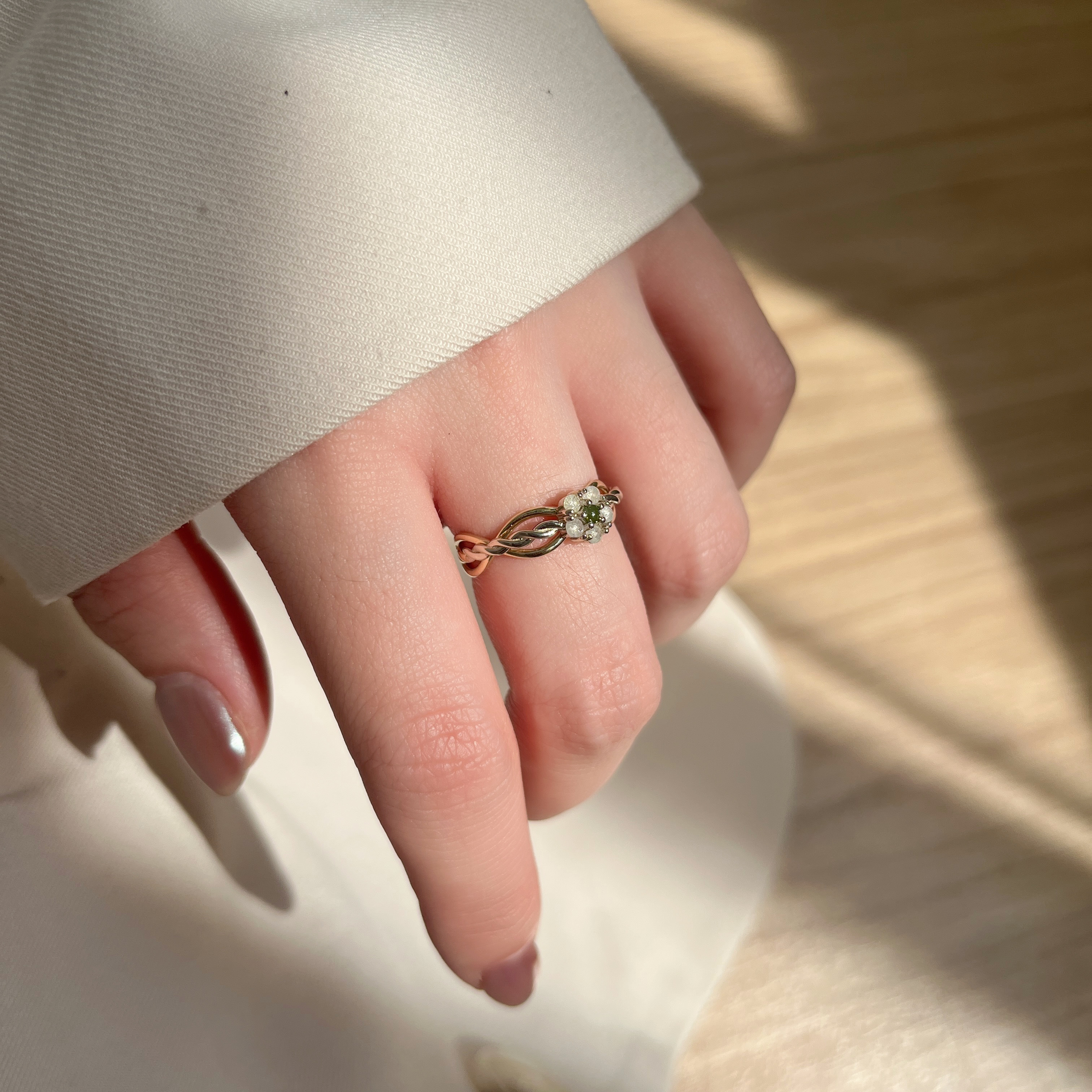 14K交織花朵灰綠鑽原礦戒指