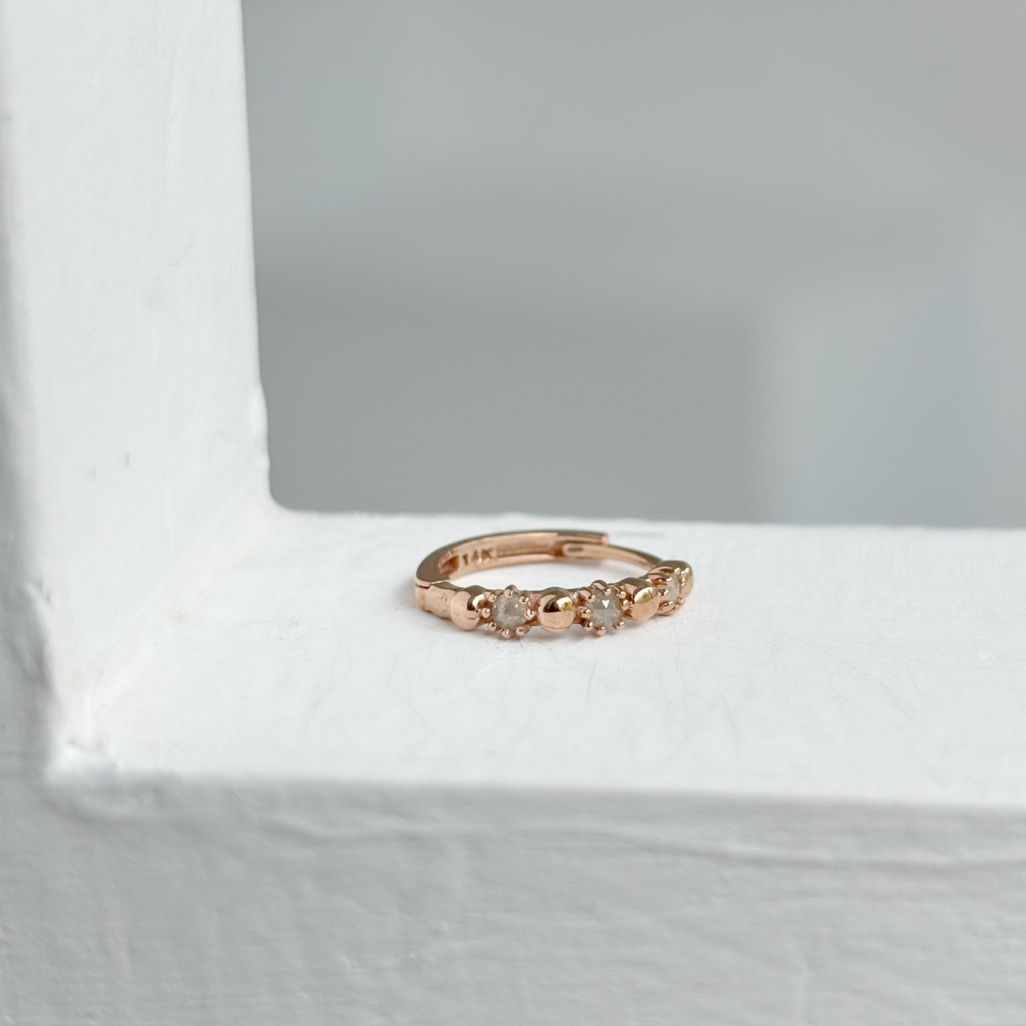 14K三顆小花灰鑽原礦耳圈