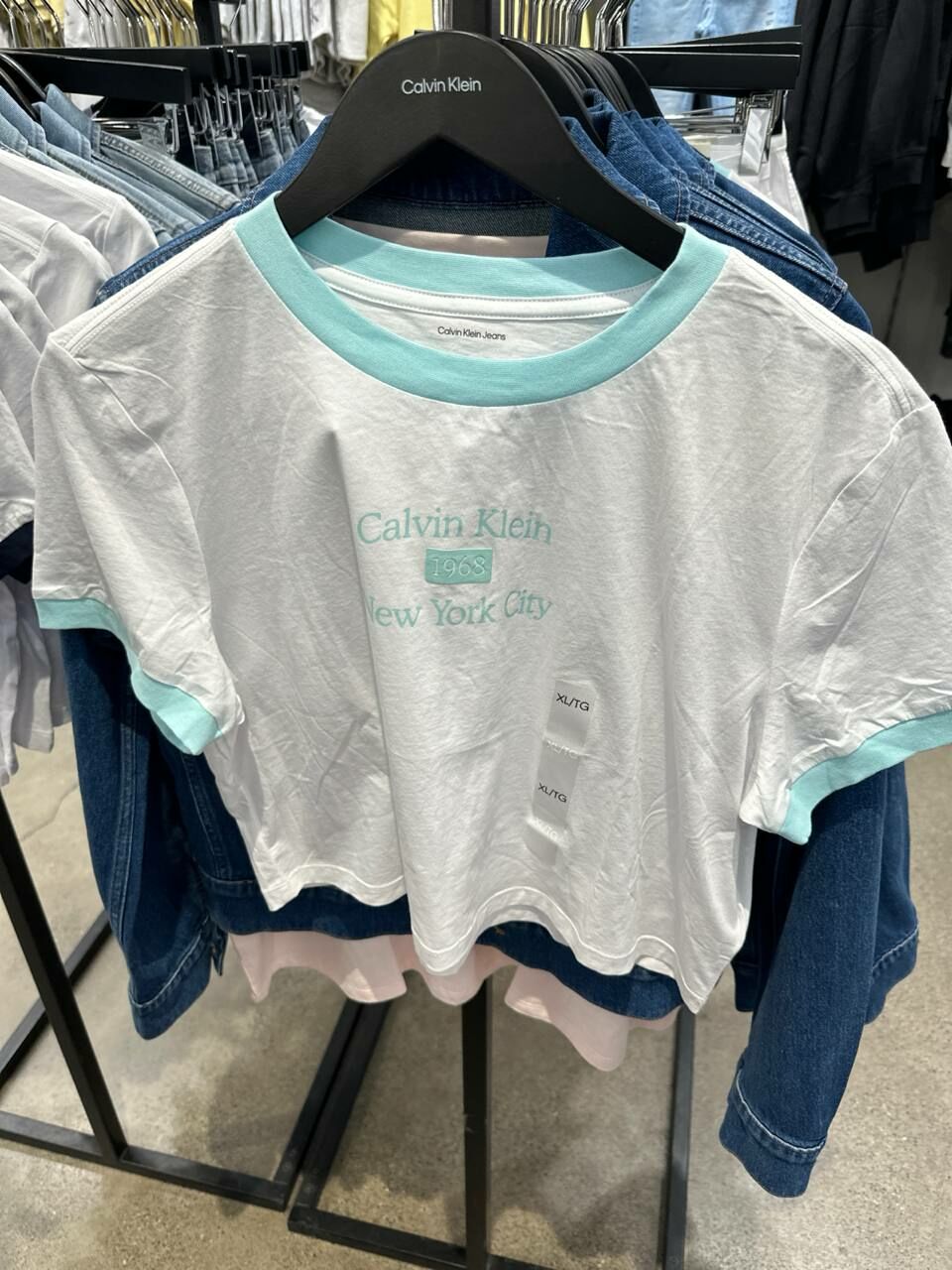 [S] CALVIN KLEIN LOGO GRAPHIC CROPPED CLASSIC T-SHIRT,WHITE/BLUE, SP47604210-47B808G113 (SCK729)