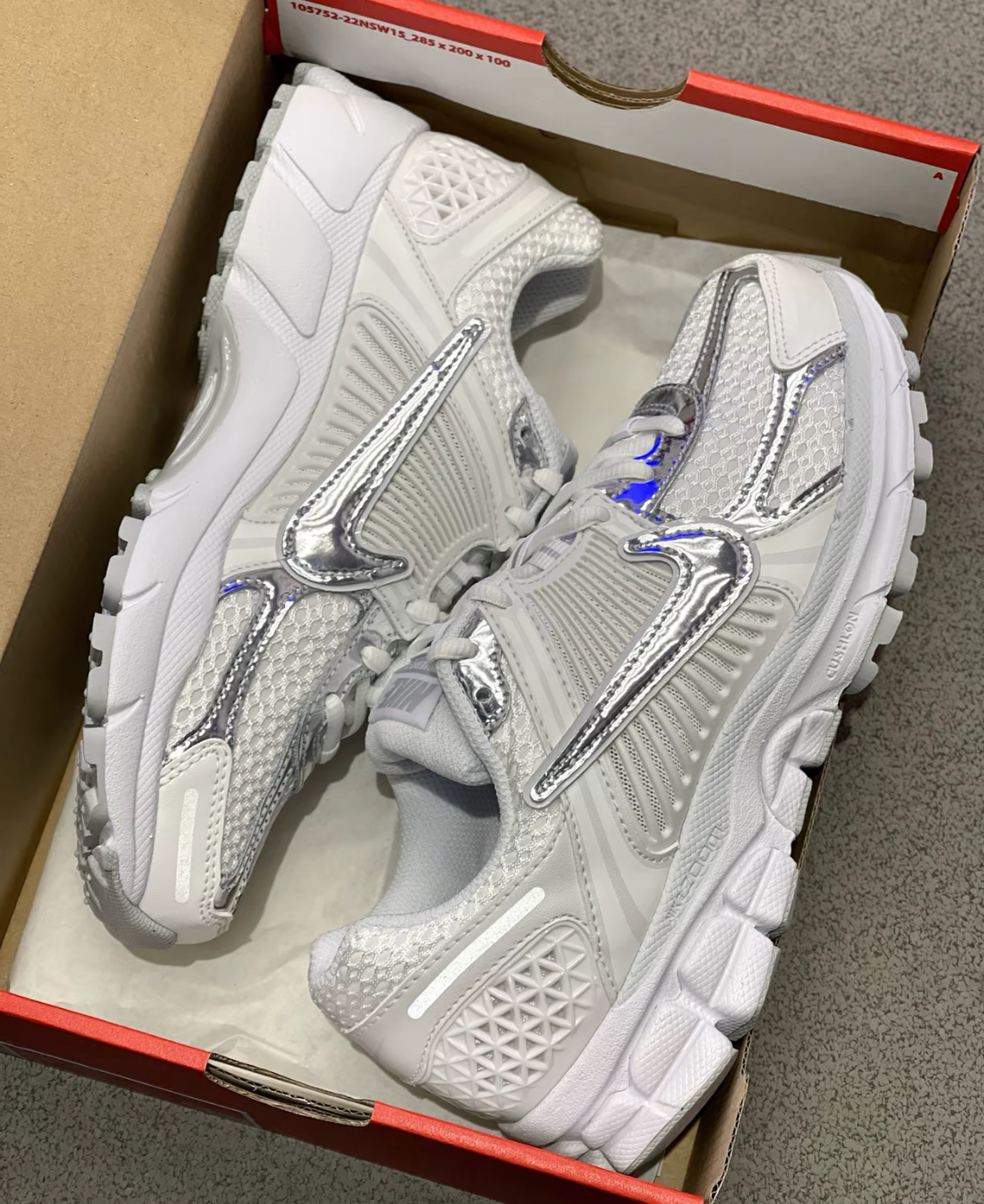 【APAIR】現貨優惠 Nike Air zoom vomero 5 白銀 復古跑鞋 舒適腳感 女款 HF7723-100