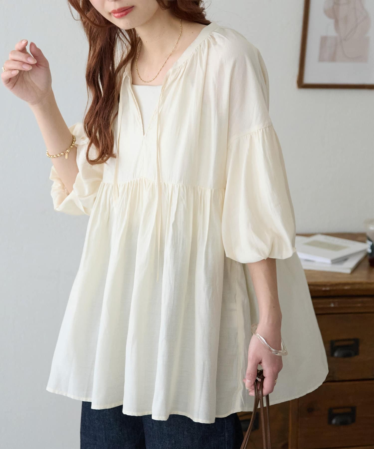 DISCOAT(ディスコート)  【新色追加!/WEB限定】袖ボリュームペプラムギャザーブラウス《前後２WAY》米（DCZ1041204A0017）