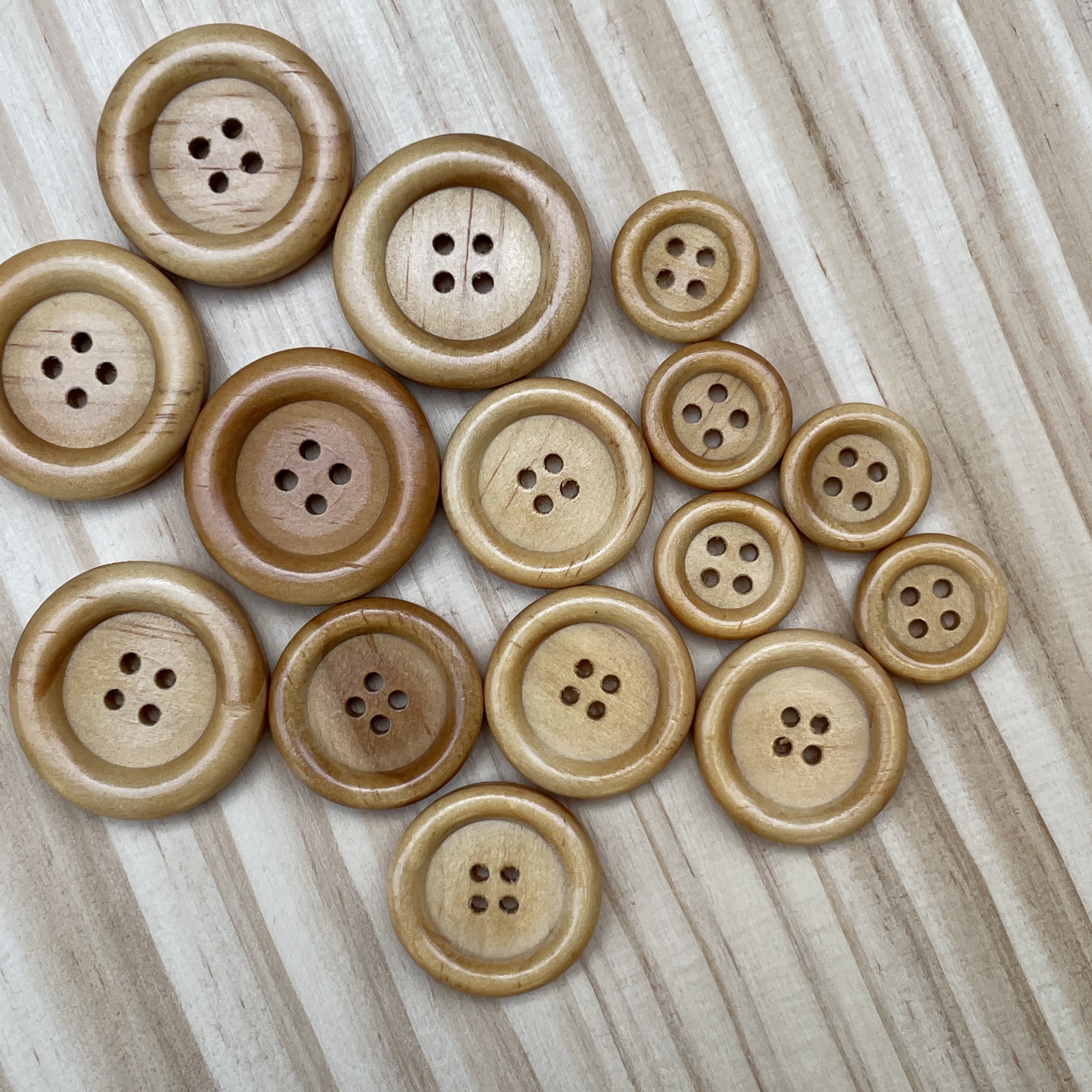 天然圓邊四眼木扣 - 淺色, 多種尺寸可選