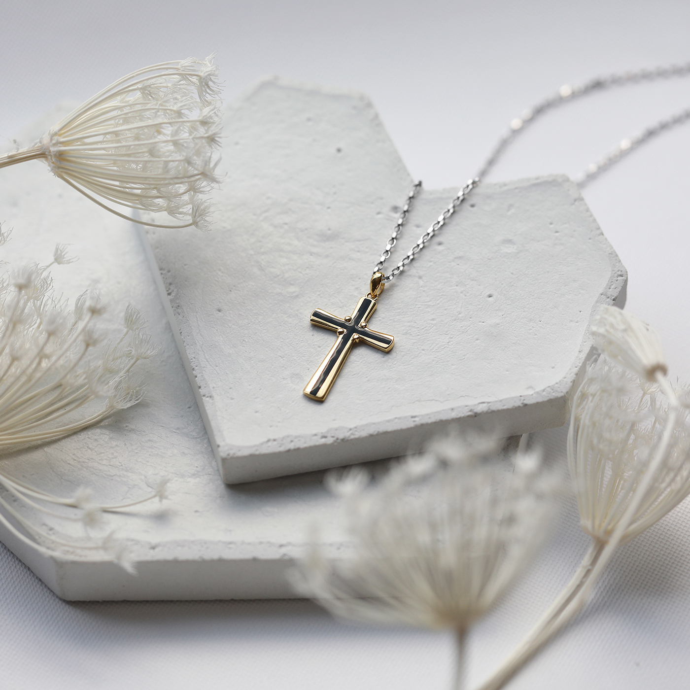 黑色十字架 — K金項鍊  (中性款)