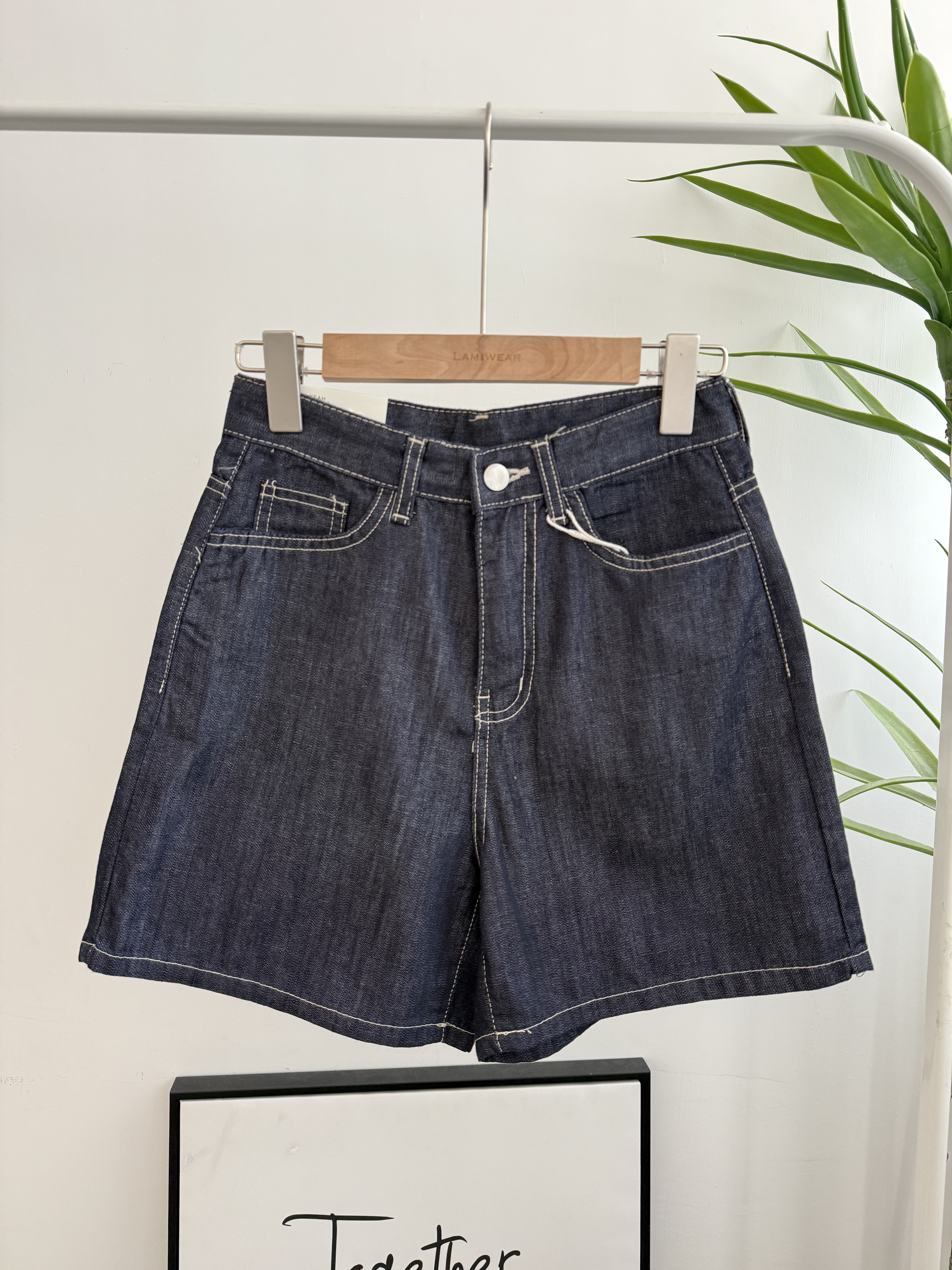 深色薄身簡約短褲