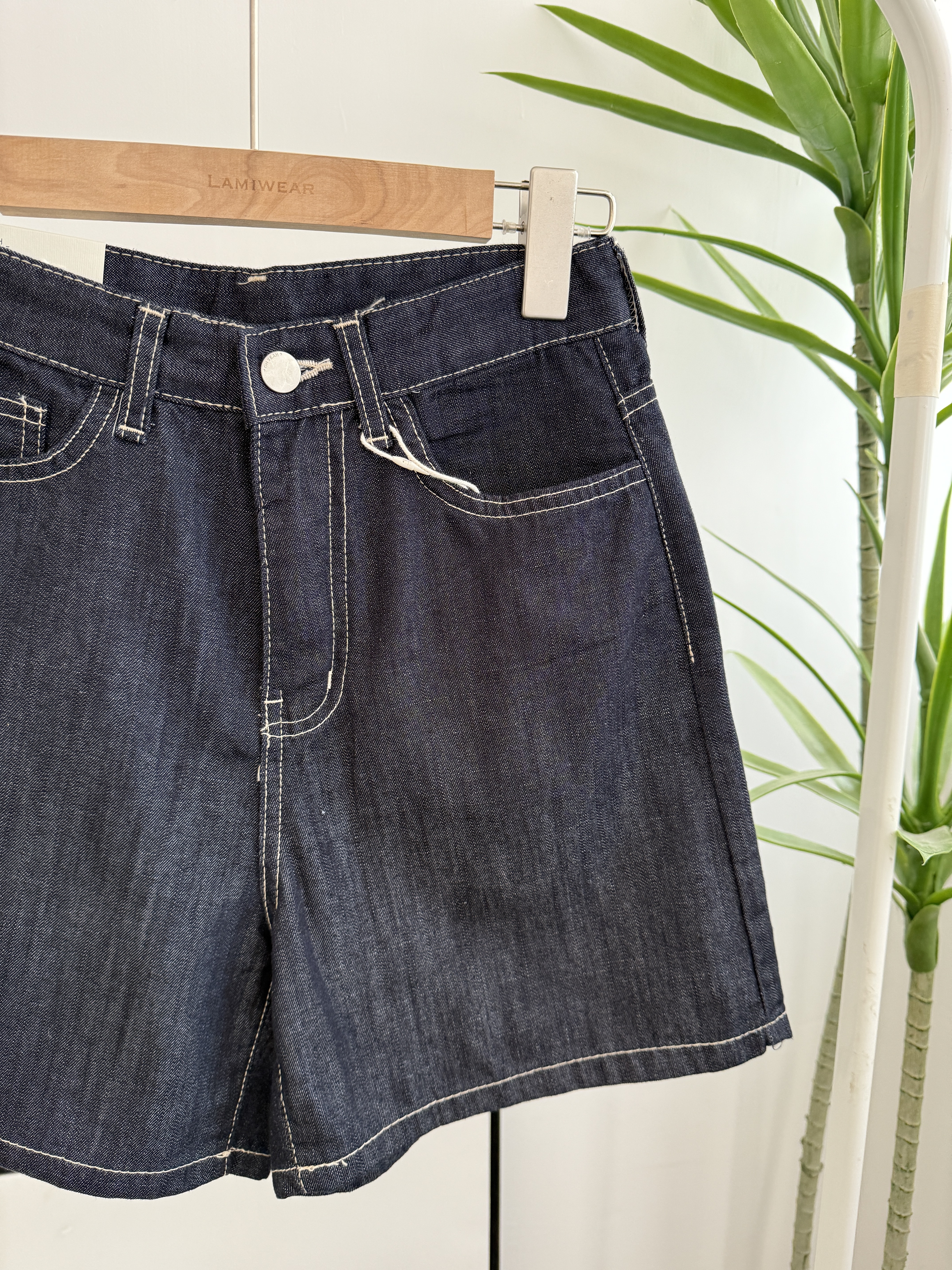 深色薄身簡約短褲