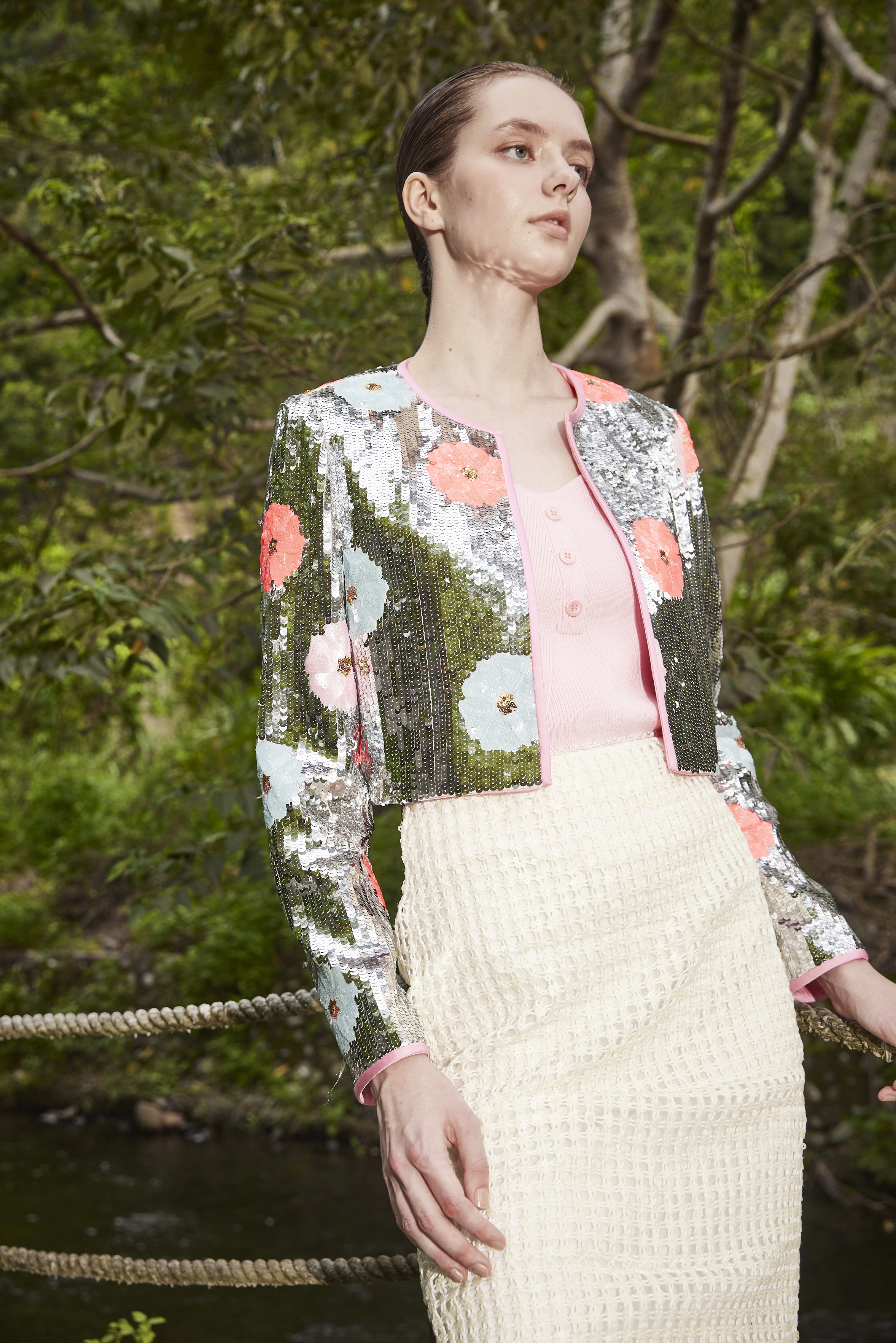 BE10118D1 玫瑰亮片小圓領短外套