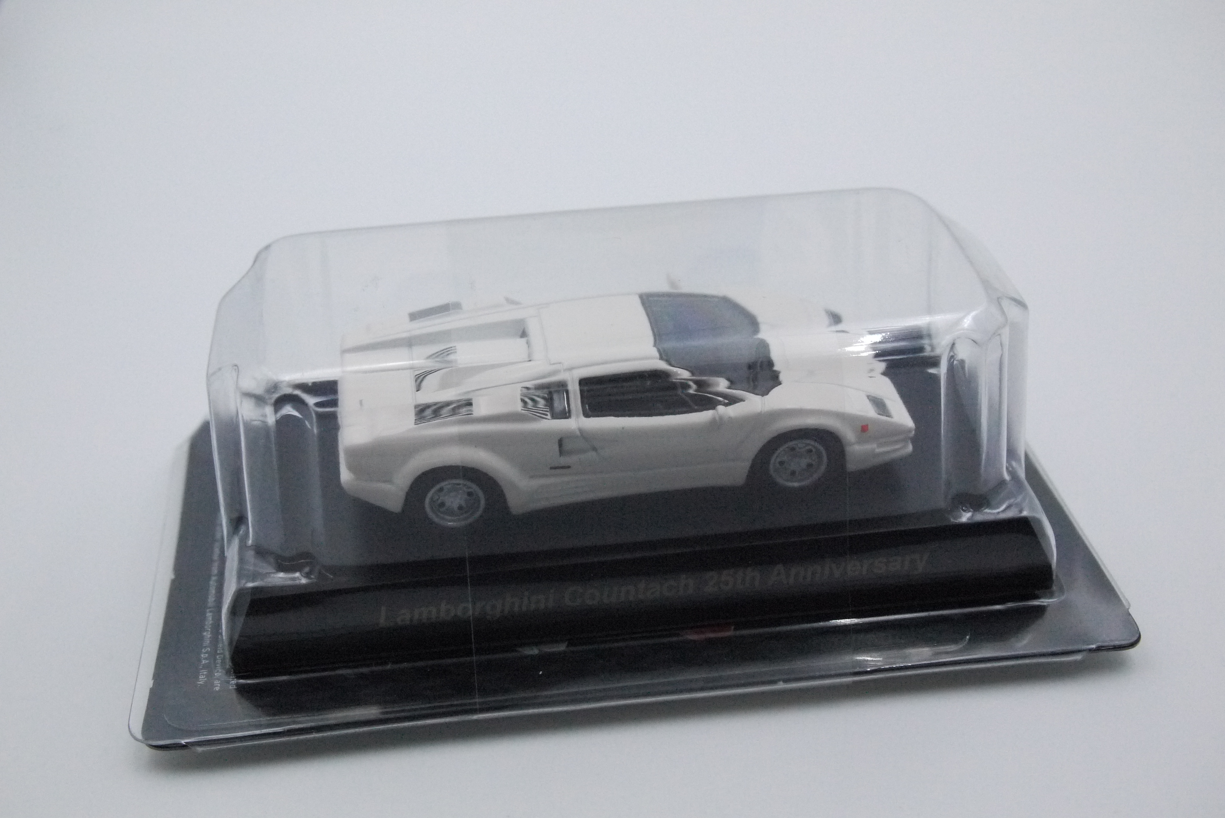 KYOSHO LAMBORGHINI COUNTACH 25TH ANNIVERSARY WHITE
