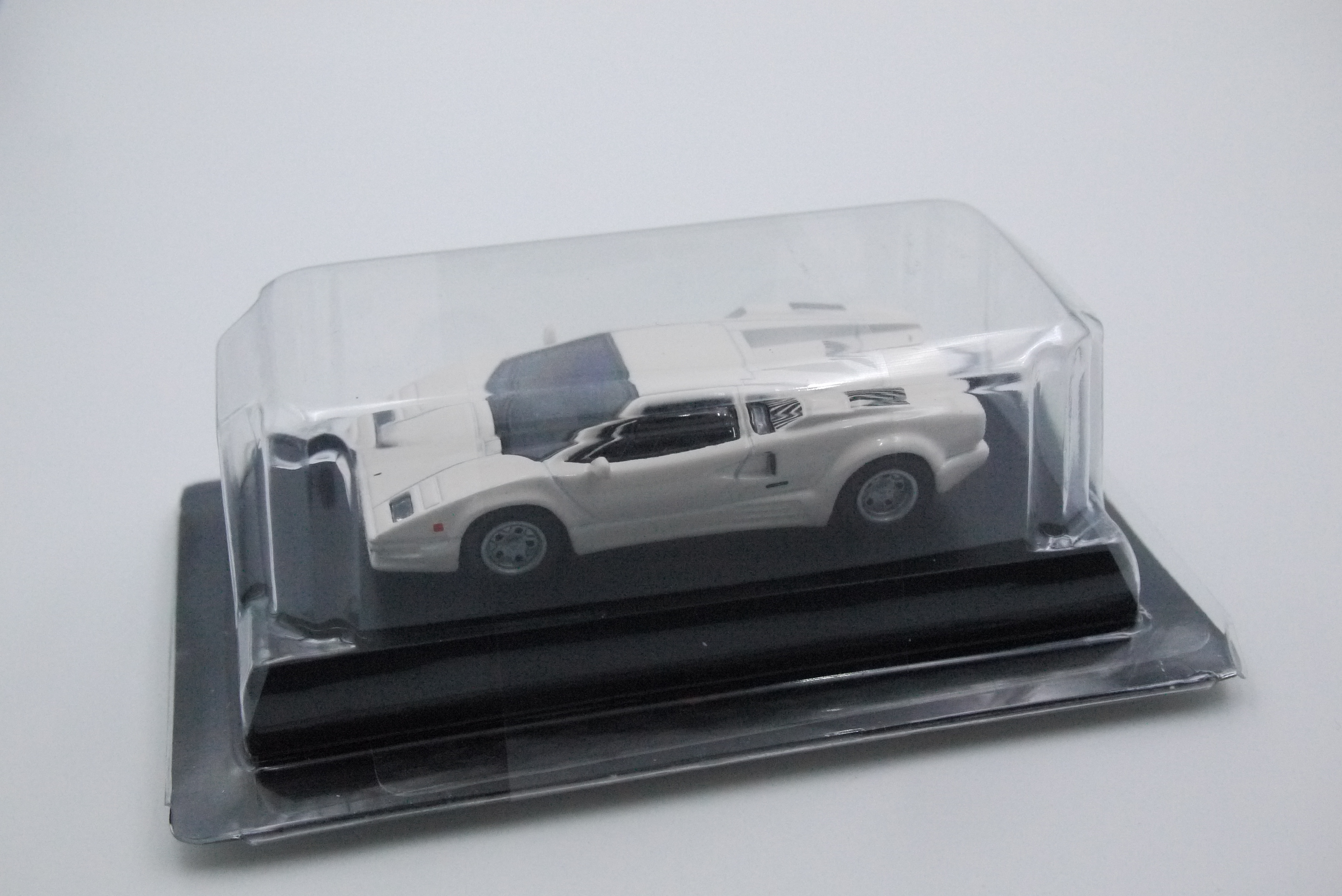 KYOSHO LAMBORGHINI COUNTACH 25TH ANNIVERSARY WHITE