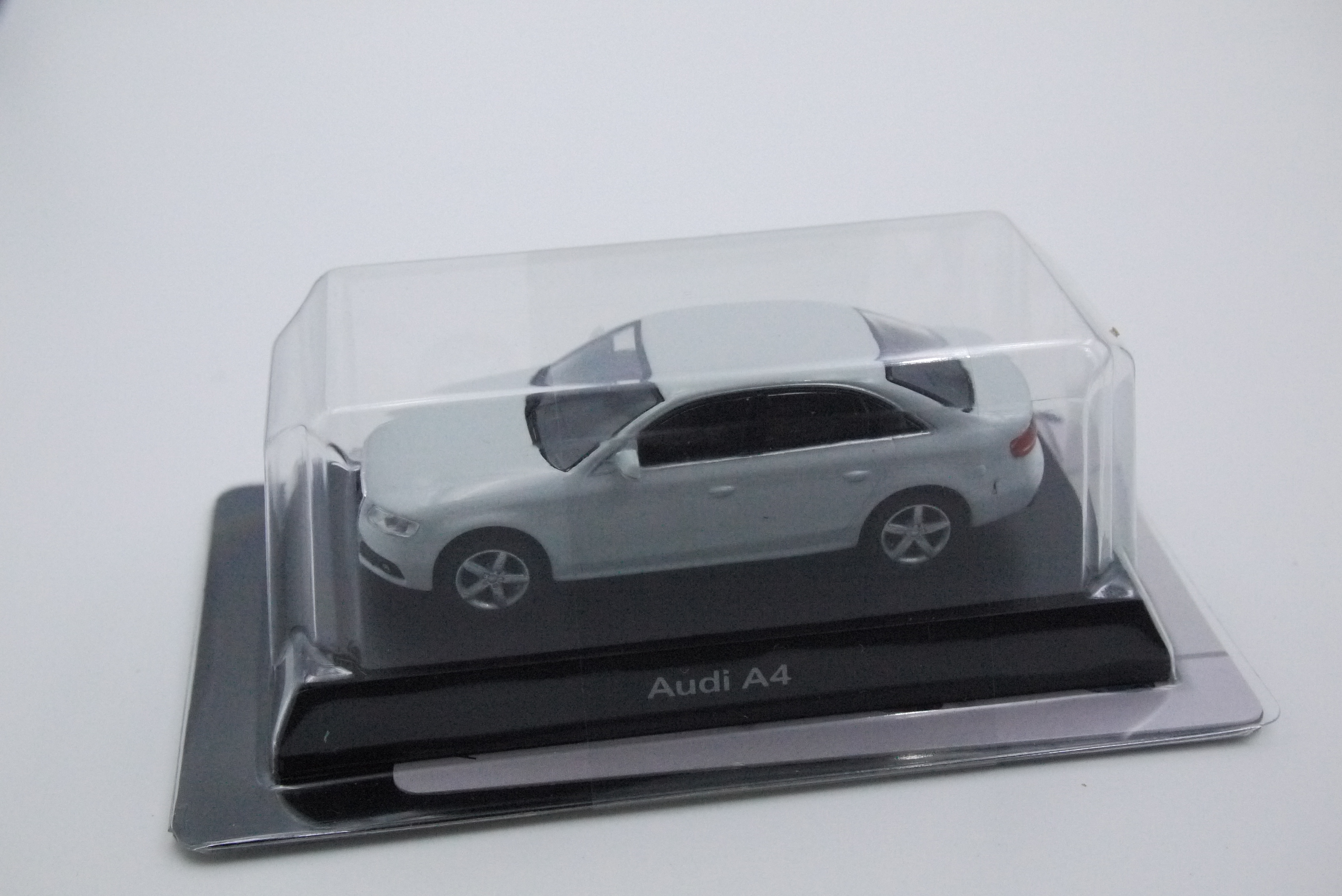 KYOSHO AUDI A4 WHITE