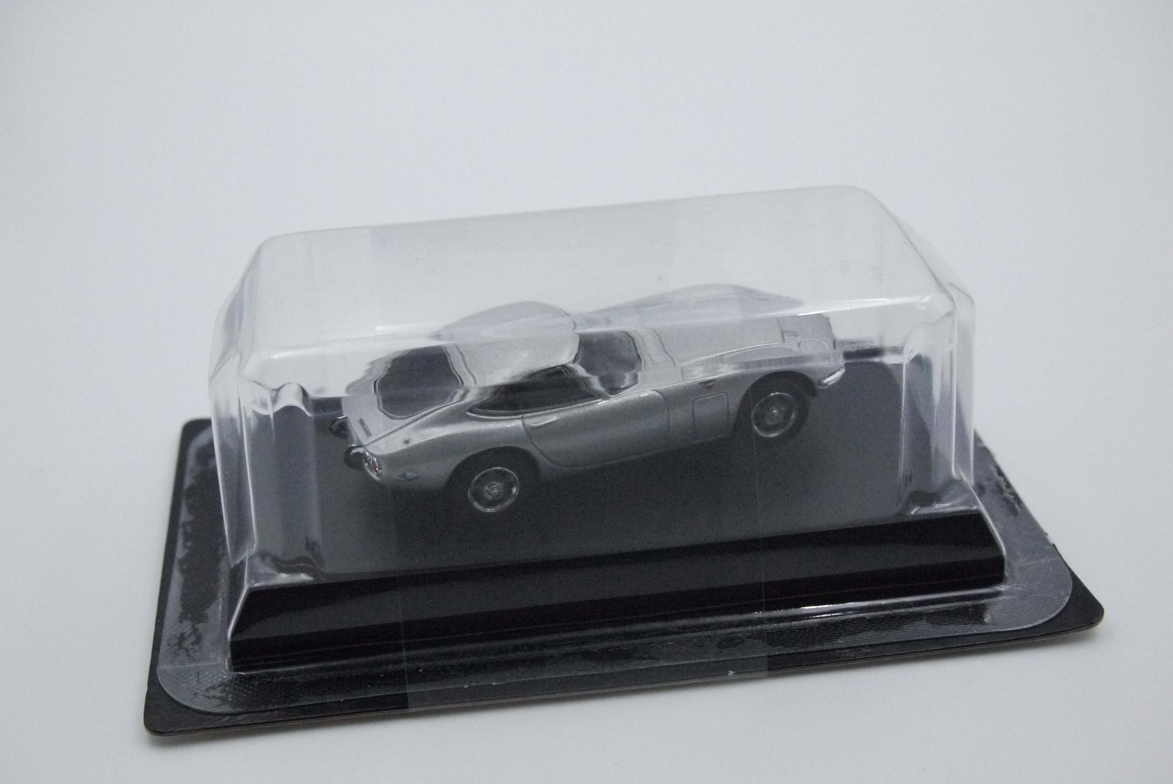 KYOSHO TOYOTA 2000GT SILVER