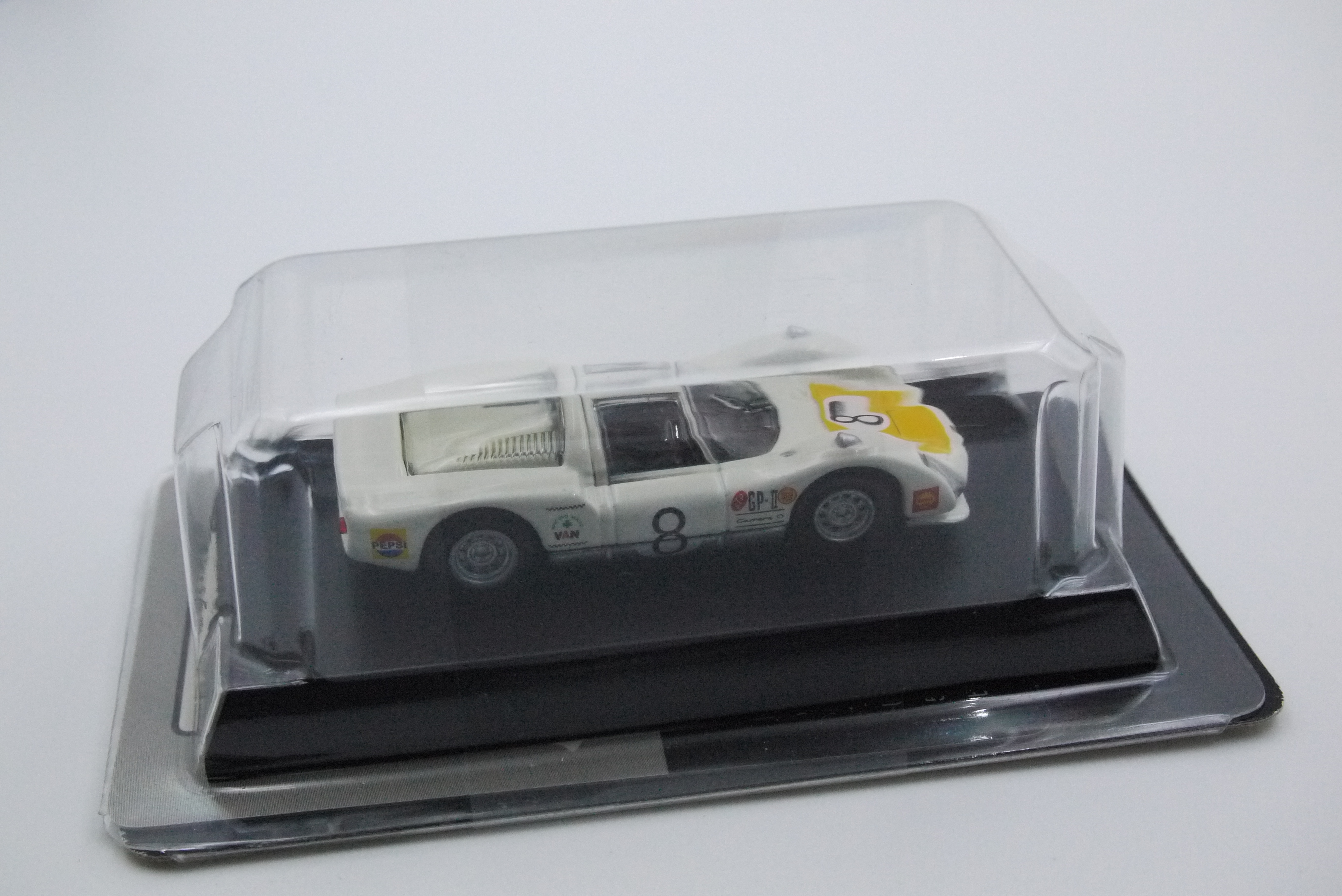 KYOSHO PORSCHE 906 CARRERA 6 NO.8