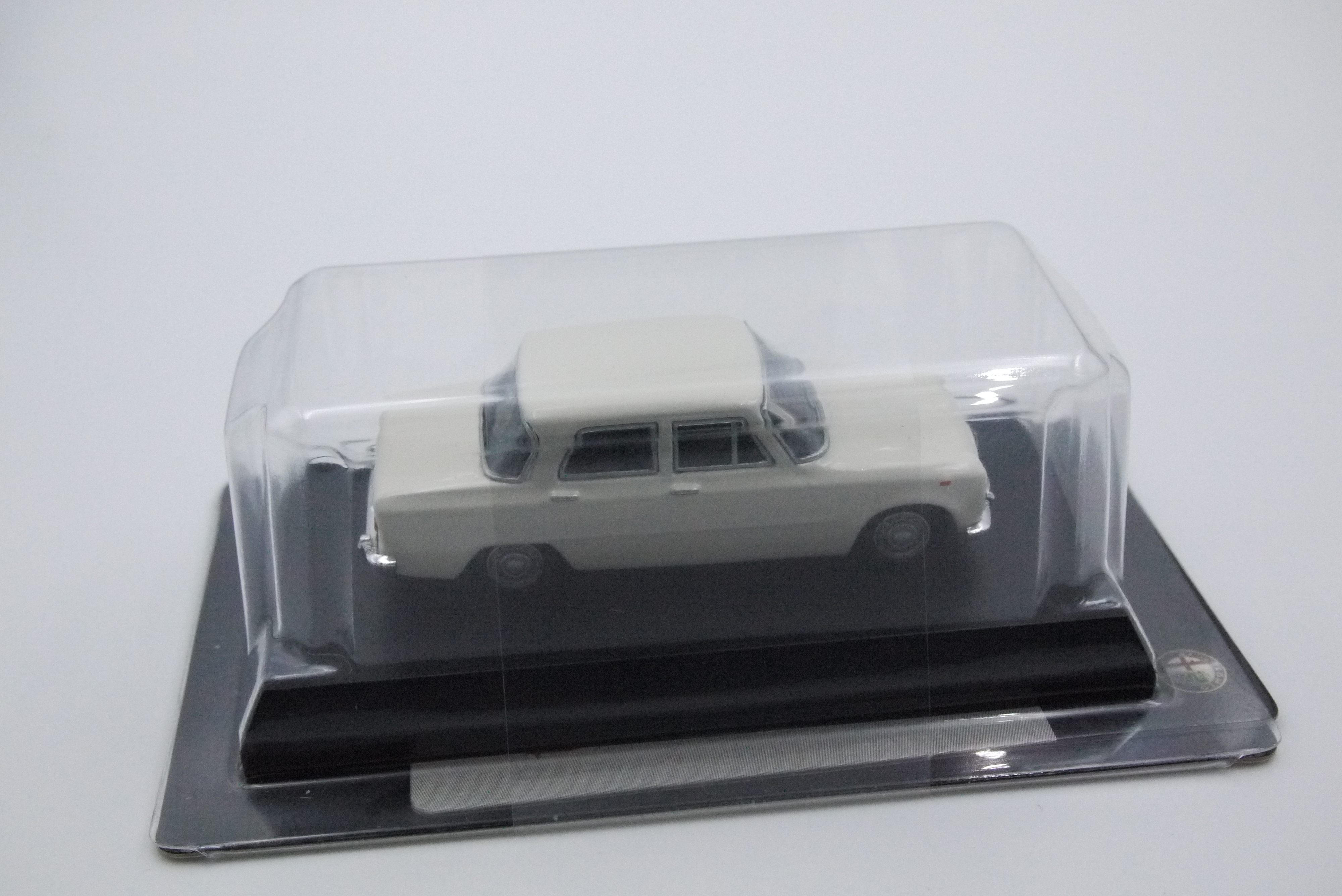 KYOSHO ALFA ROMEO GIULIA TI WHITE