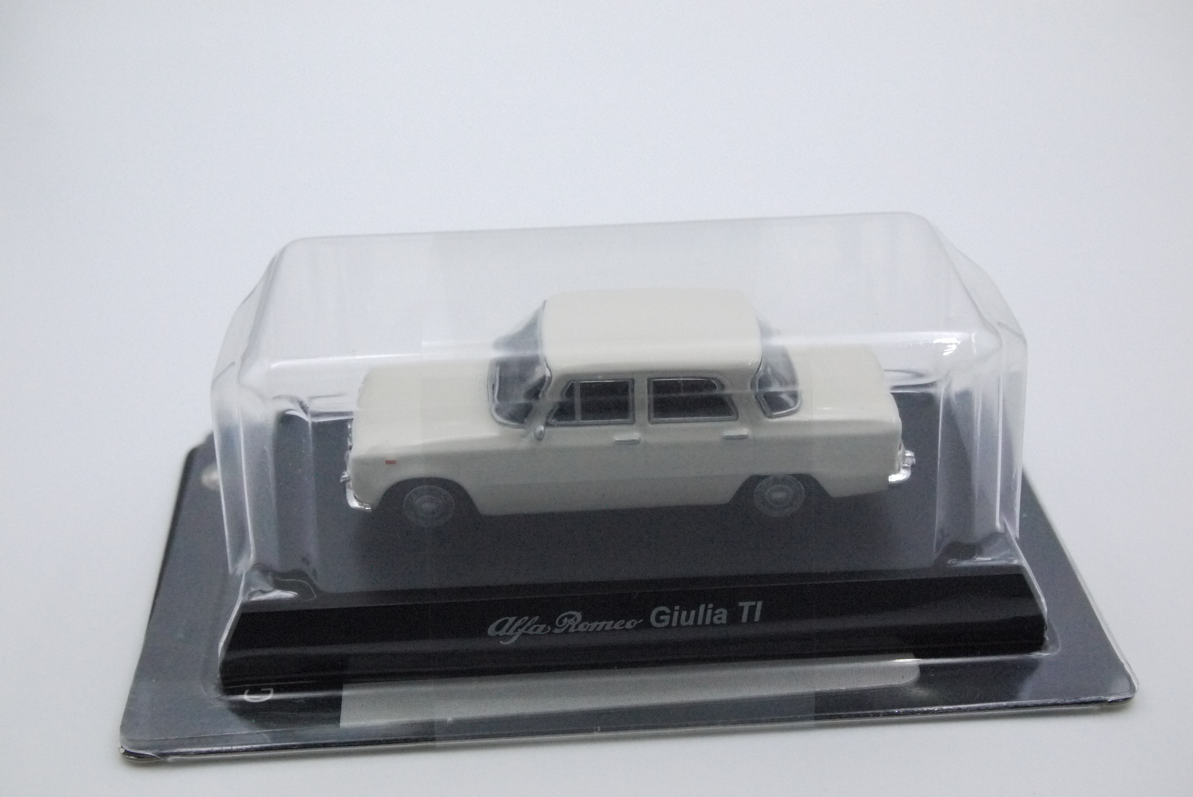 KYOSHO ALFA ROMEO GIULIA TI WHITE