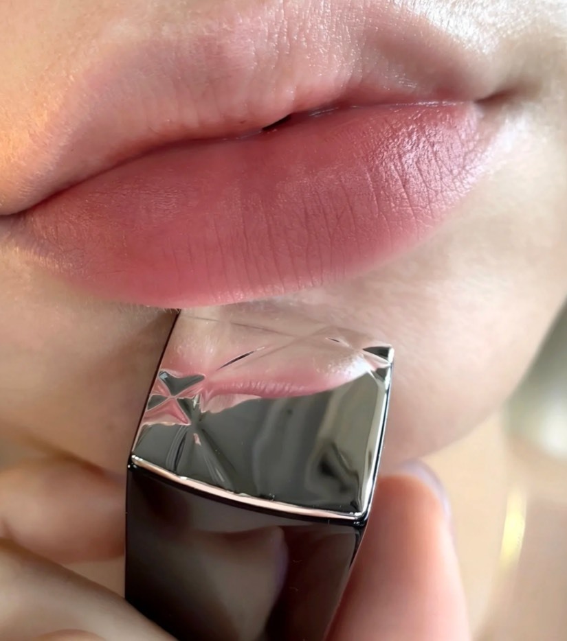 預購 DIOR 藍金唇膏 #𝟔𝟖𝟖