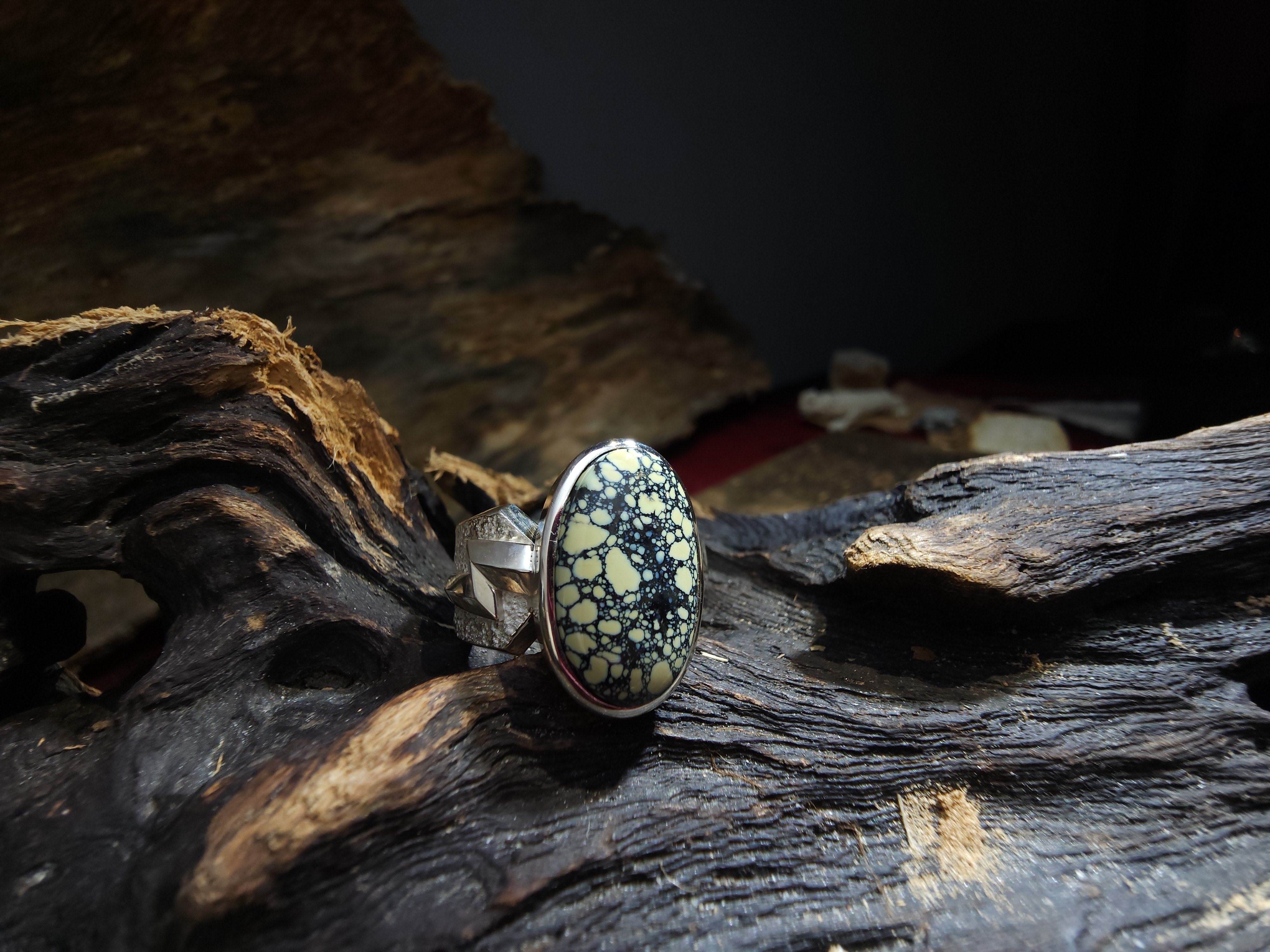 *Black Venom Jewelry- Freedom & Prayer 純銀銳角閃電戒鑲 Damale 磷鋁石