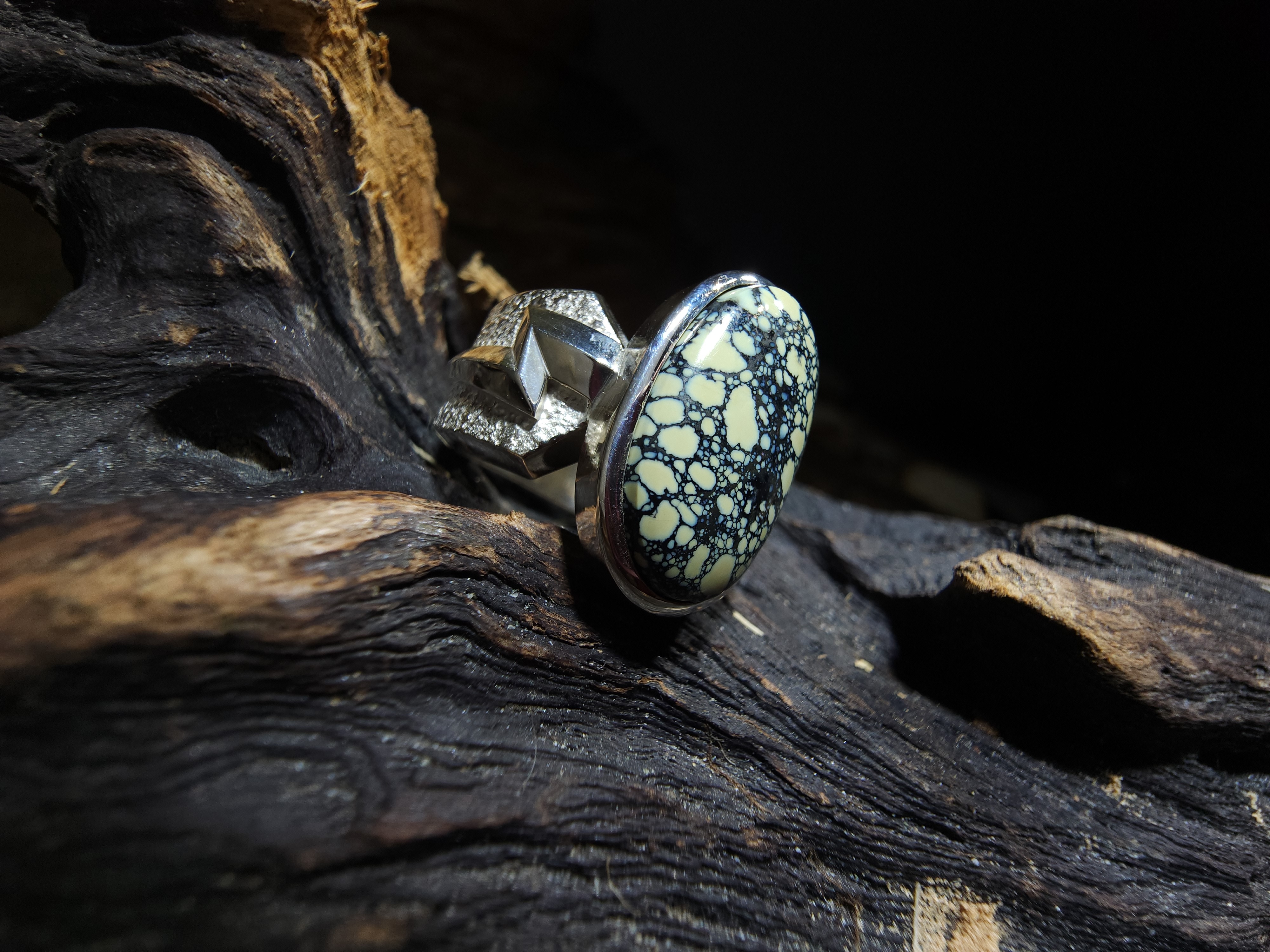 *Black Venom Jewelry- Freedom & Prayer 純銀銳角閃電戒鑲 Damale 磷鋁石