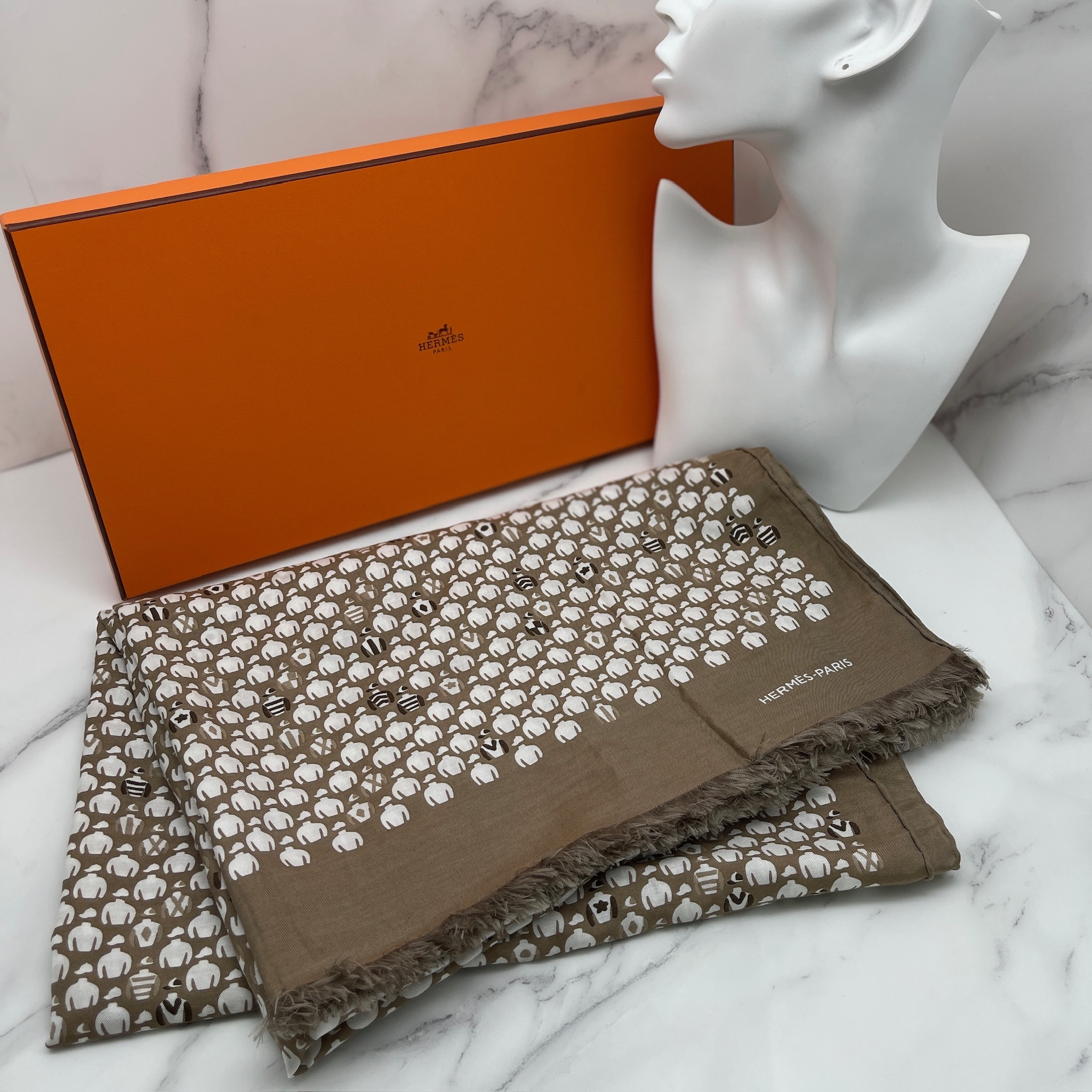 Hermes Echarpe soie toques casaque