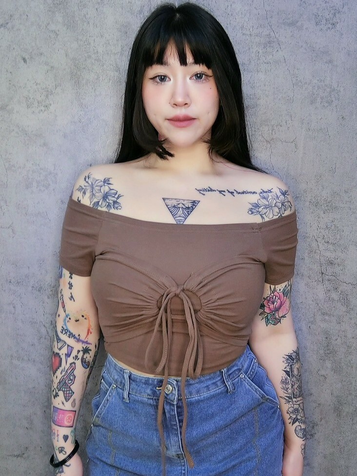 假兩件胸造型一字領短上衣