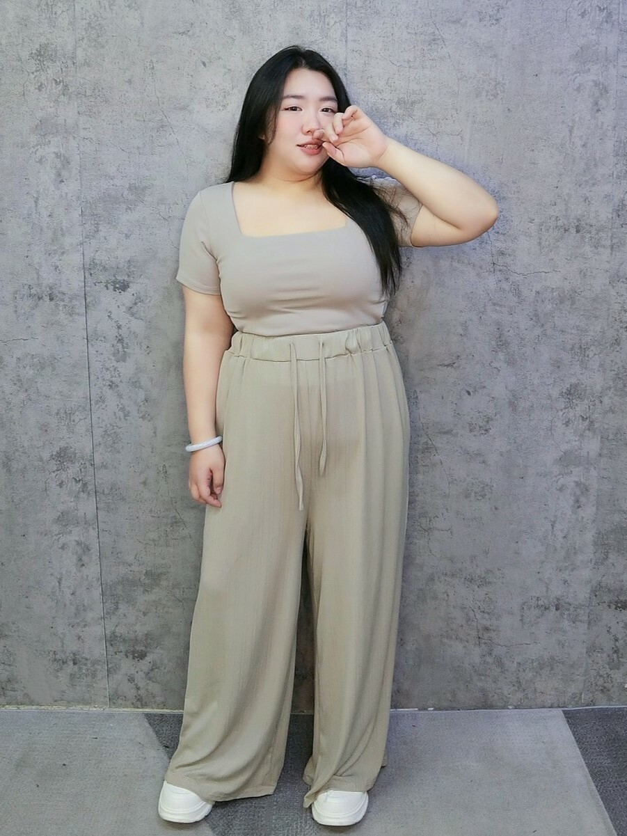 極簡舒適直坑條修飾寬褲