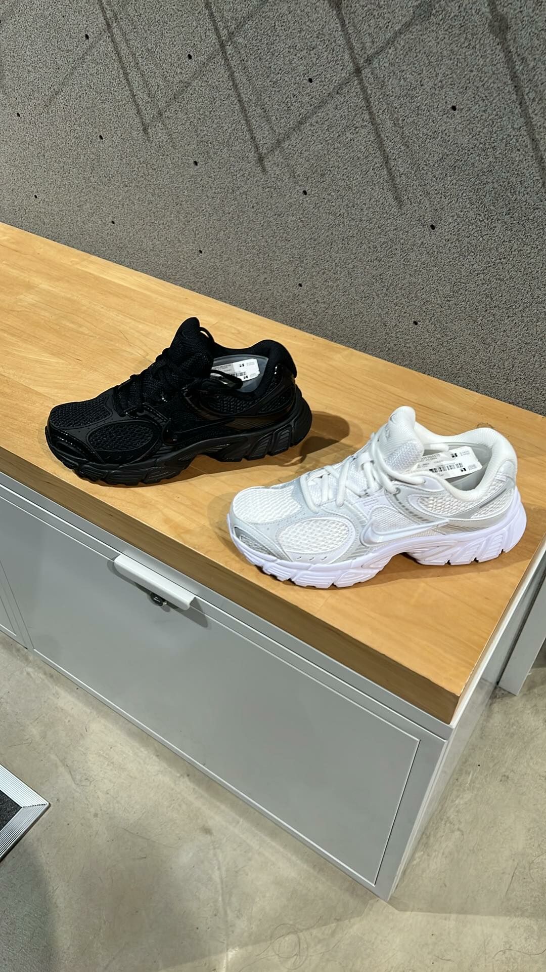 Nike V5 RNR White Black Metallic Silver 全白 HQ7901-101、全黑 HQ7901-001