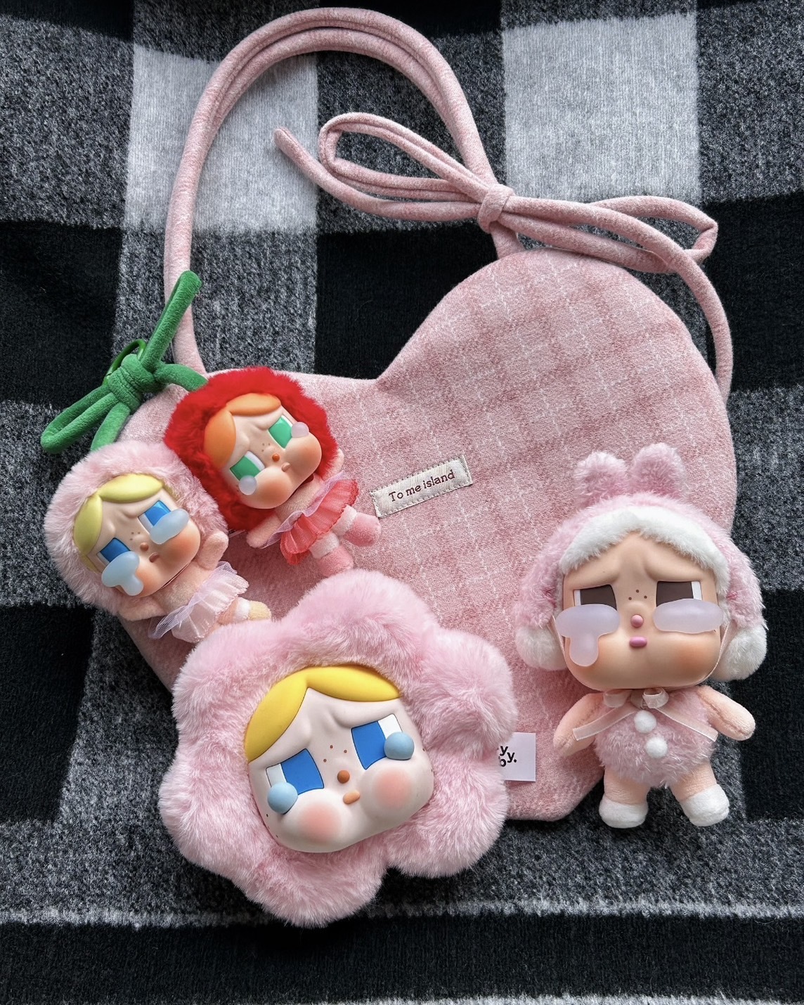 Pop Mart X Cry Baby 悲傷俱樂部 Earphone Bag 哭娃毛絨 花朵耳機包 糖膠 粉色