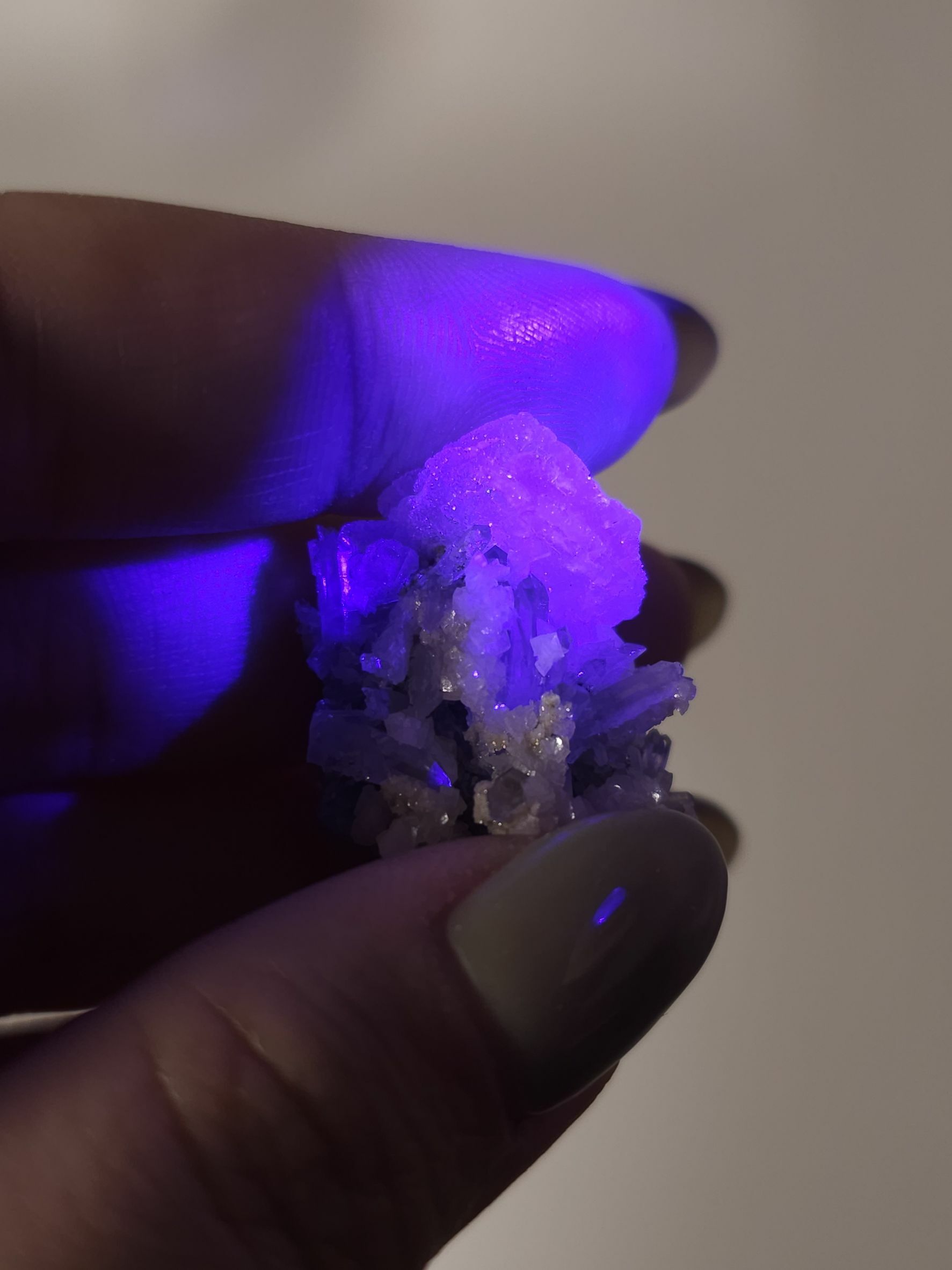 水晶白鉛方解粉色螢光反應 #c146