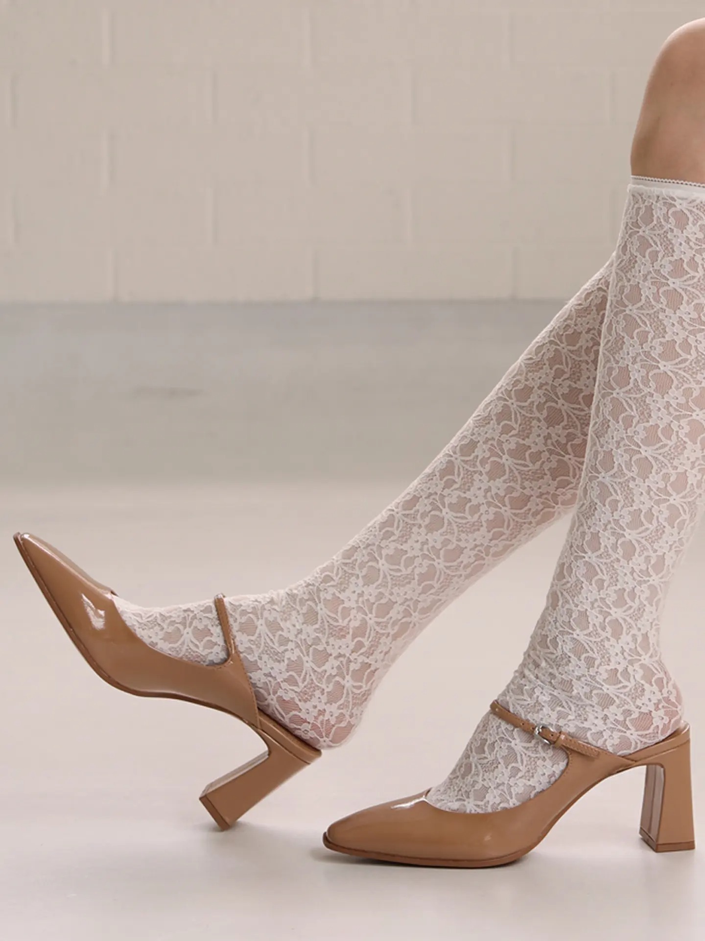 預購┃日本製 靴下屋 縫製彈性 蕾絲小花過膝襪 長襪