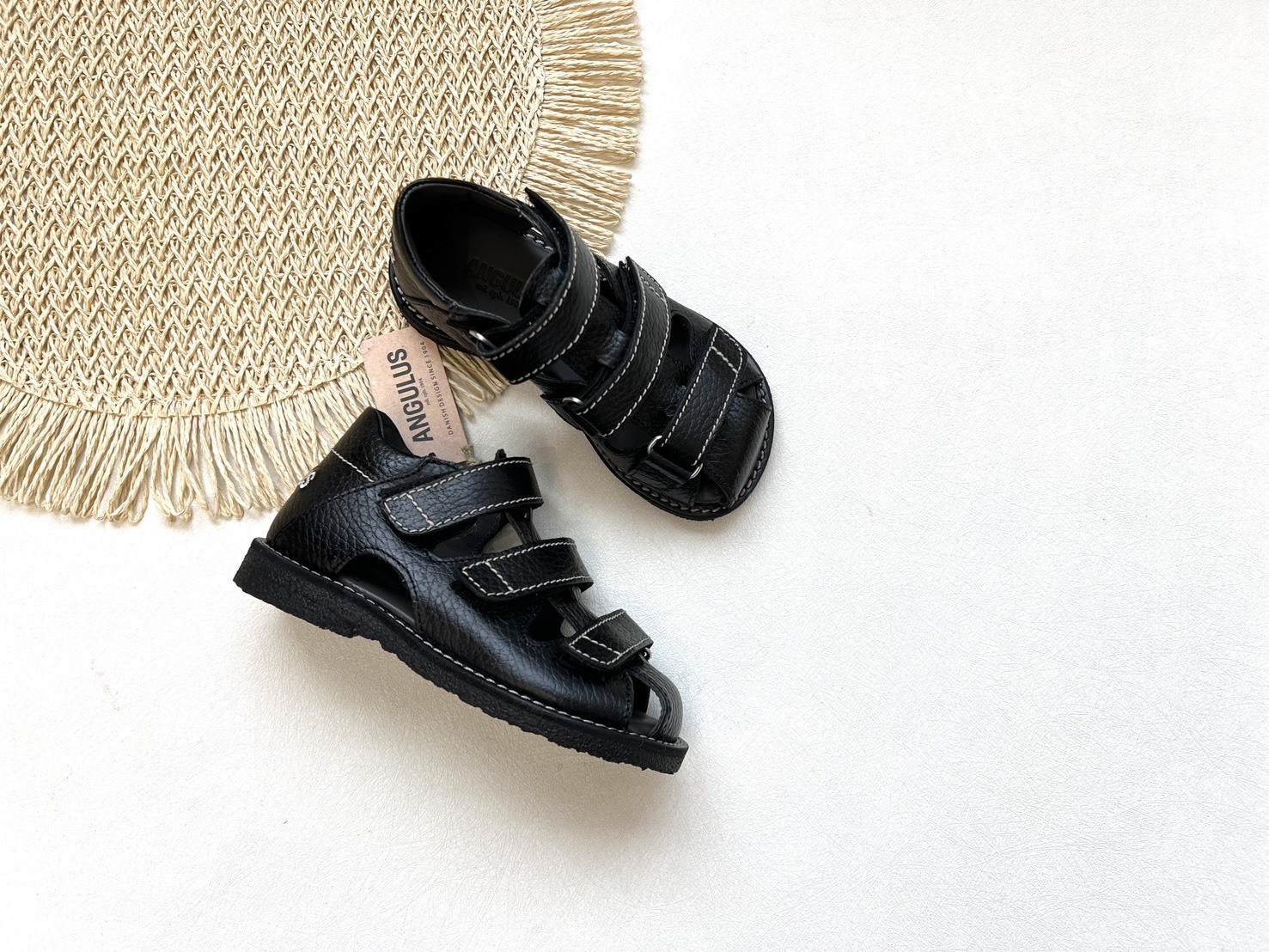 ANGULUS 跳色縫線皮革運動風涼鞋 Leather sandal with decorative contrast stitching-Black