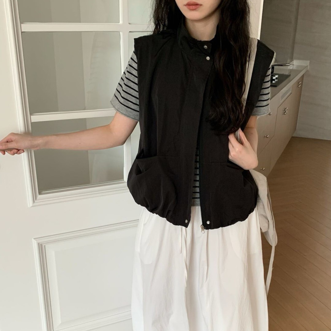 模特穿著#508 率性休閒立領背心黑色半身照