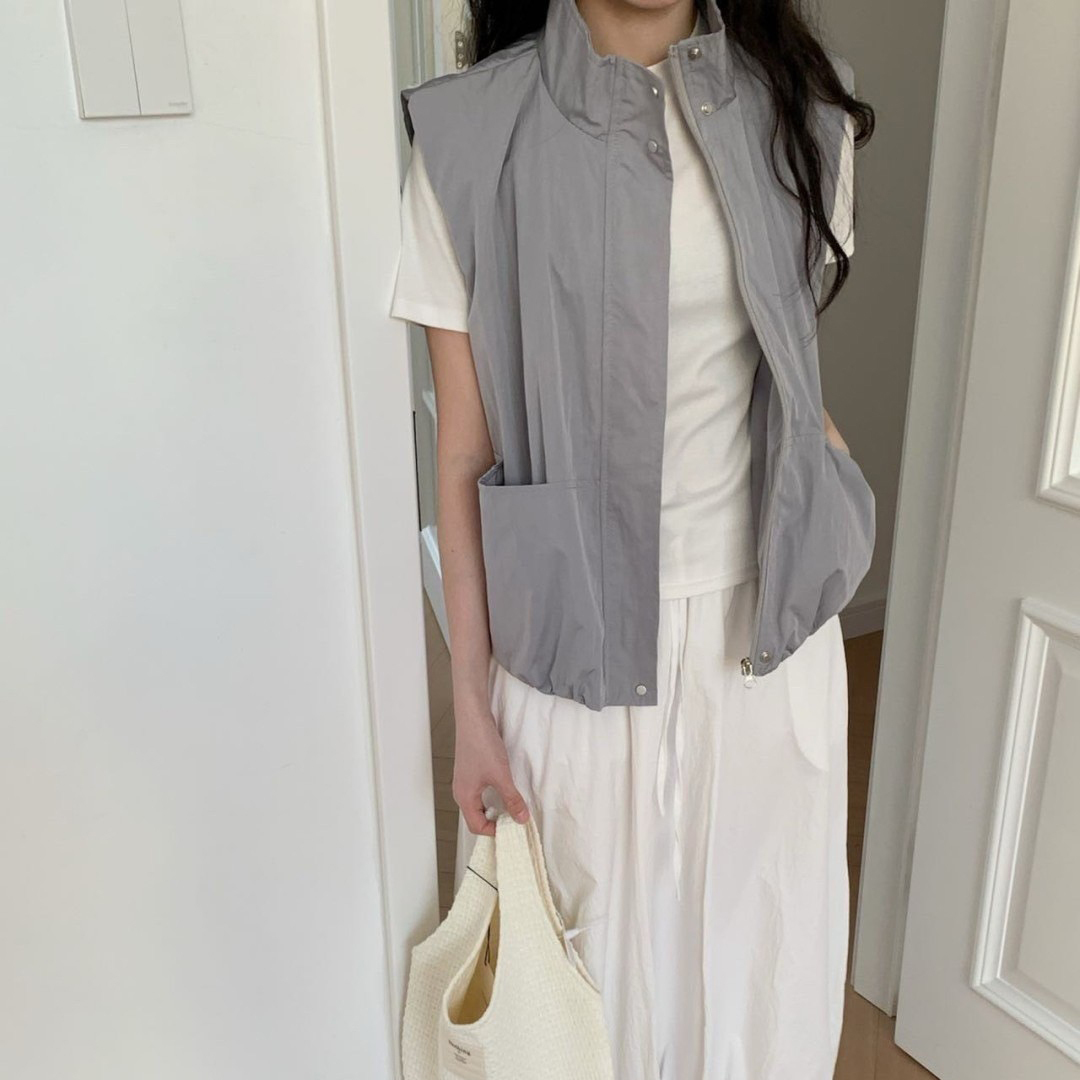 模特穿著#508 率性休閒立領背心灰色正面照