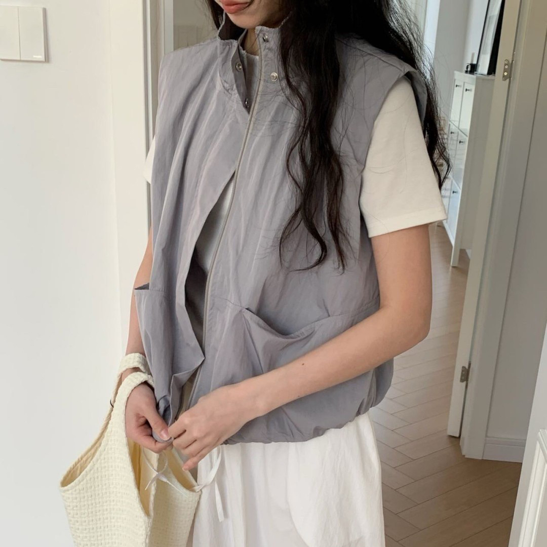 模特穿著#508 率性休閒立領背心灰色