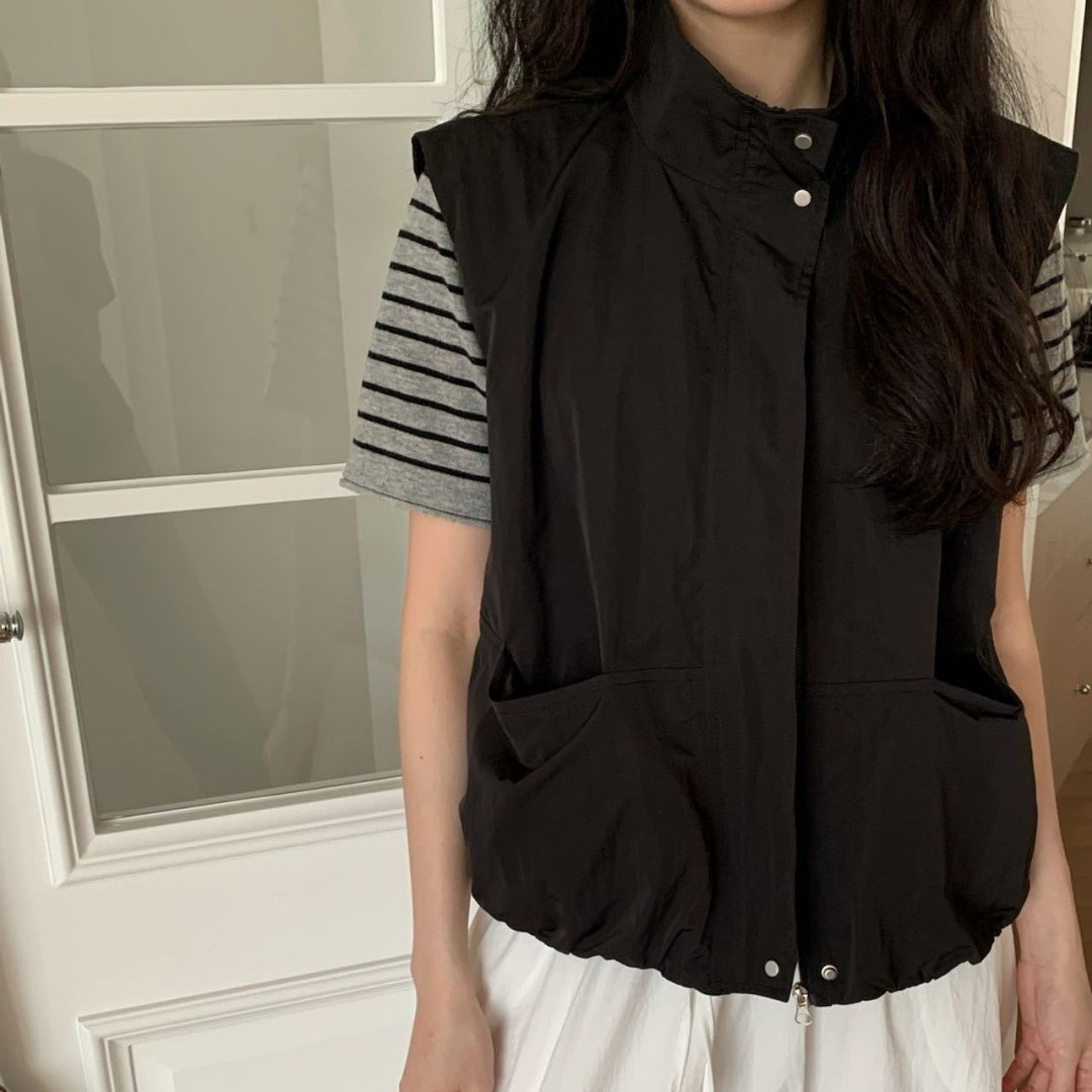 模特穿著#508 率性休閒立領背心黑色特寫照