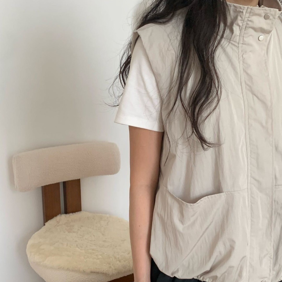 模特穿著#508 率性休閒立領背心杏色特寫照